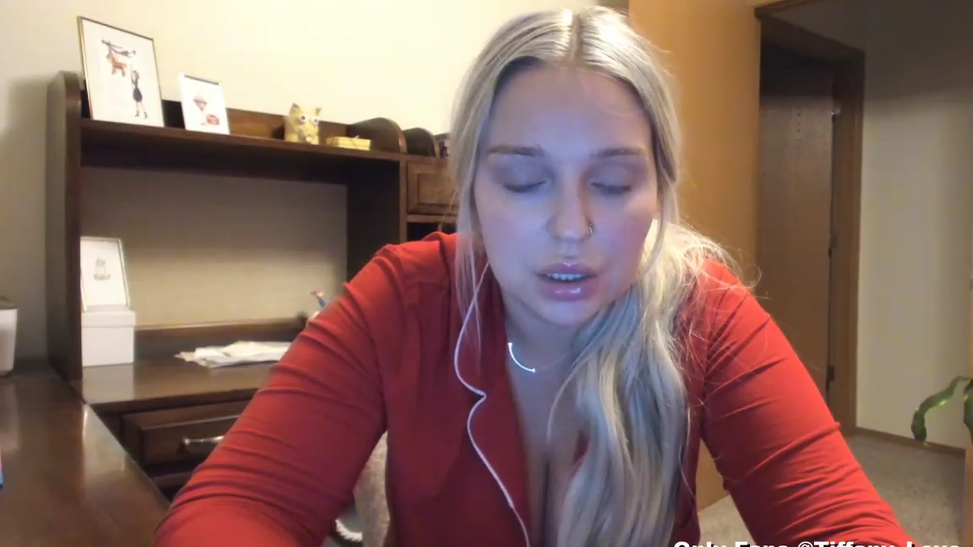 Gallery image thumbnail from KissMyTitsPls's myfreecams stream on, 12/25/2023, 05:03 image 19 of 20