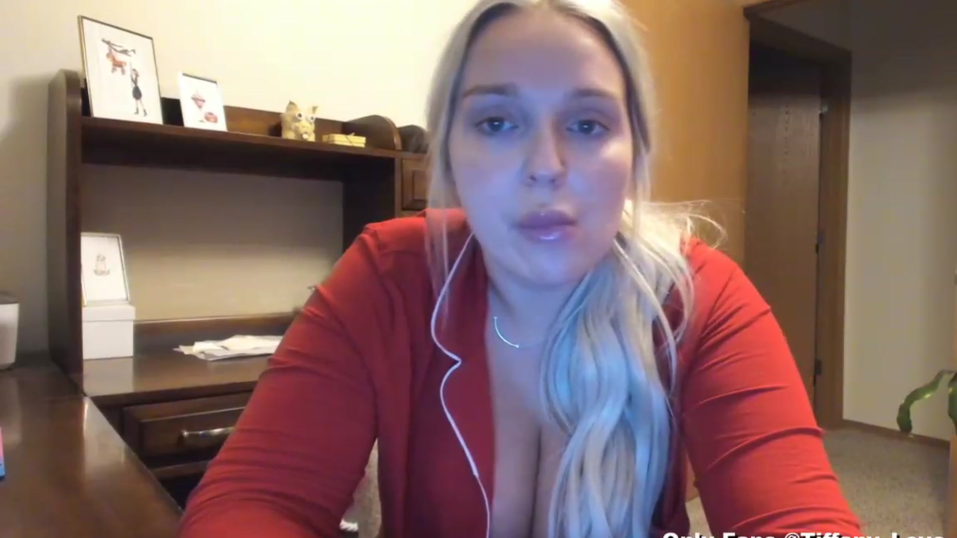 Gallery image thumbnail from KissMyTitsPls's myfreecams stream on, 12/25/2023, 05:03 image 11 of 20