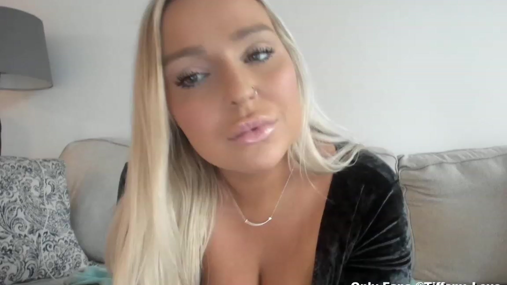 Gallery image thumbnail from KissMyTitsPls's myfreecams stream on, 01/08/2024, 19:38 image 6 of 20