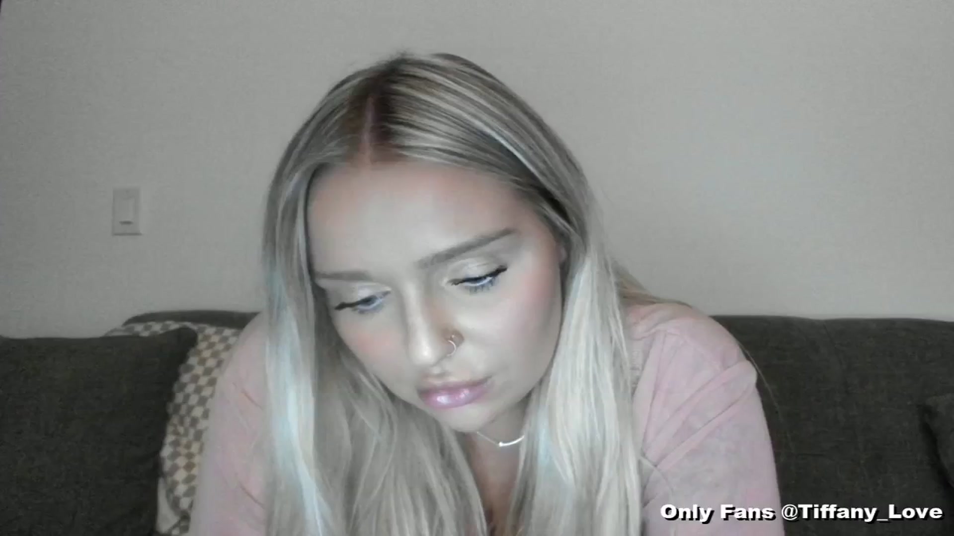 Gallery image thumbnail from KissMyTitsPls's myfreecams stream on, 05/29/2024, 04:35 image 17 of 20