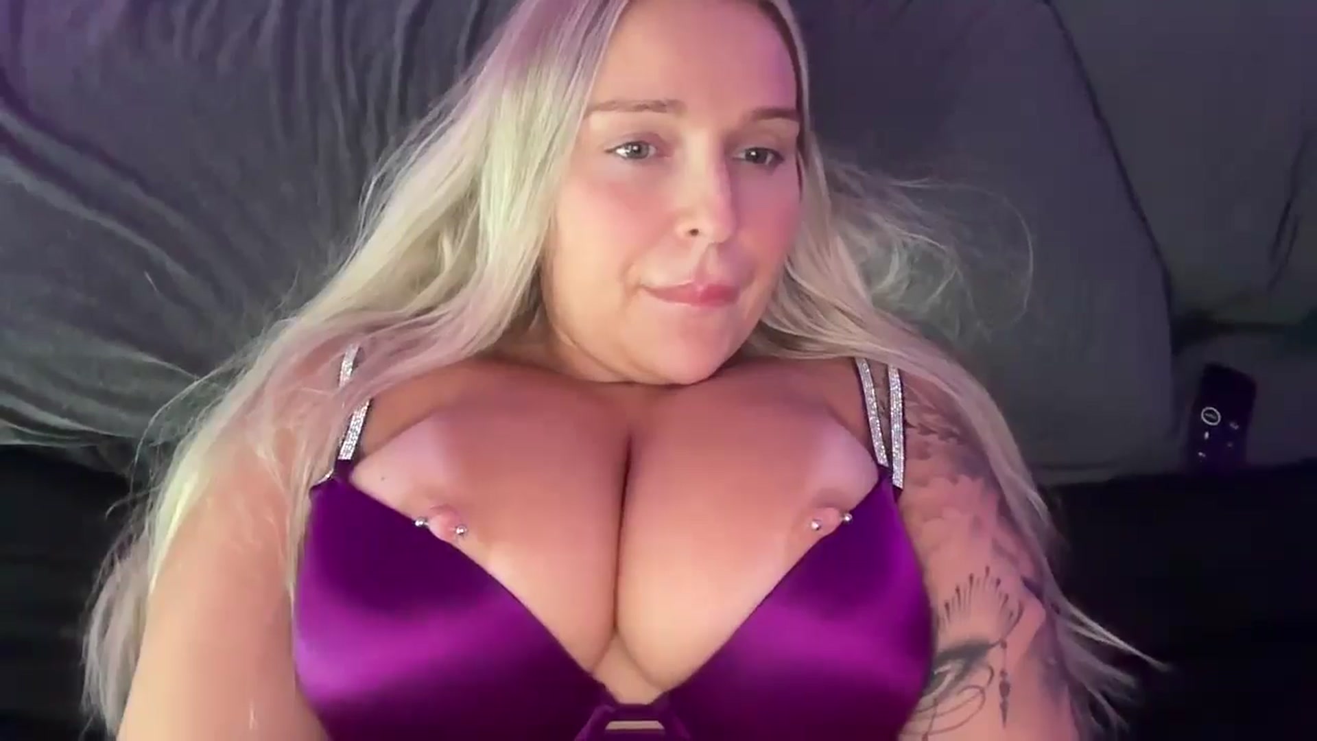Gallery image thumbnail from KissMyTitsPls's myfreecams stream on, 08/07/2024, 19:25 image 9 of 20