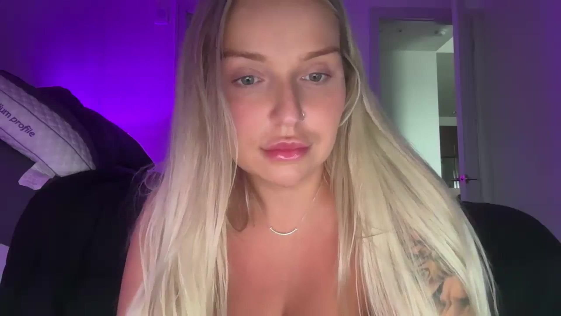 Gallery image thumbnail from KissMyTitsPls's myfreecams stream on, 09/03/2024, 23:23 image 8 of 20