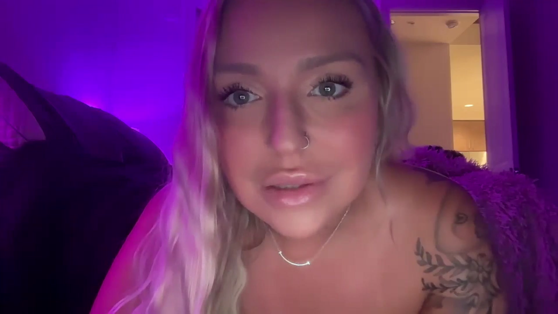 Gallery image thumbnail from KissMyTitsPls's myfreecams stream on, 09/16/2024, 02:07 image 7 of 20
