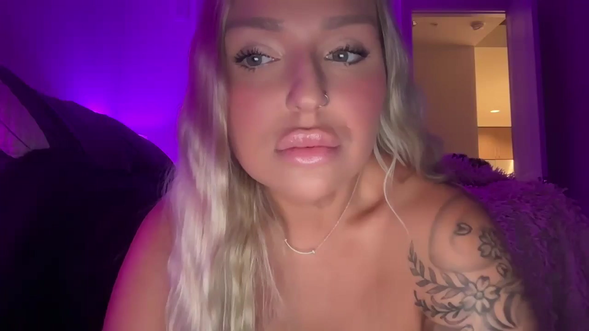 Gallery image thumbnail from KissMyTitsPls's myfreecams stream on, 09/16/2024, 02:07 image 6 of 20