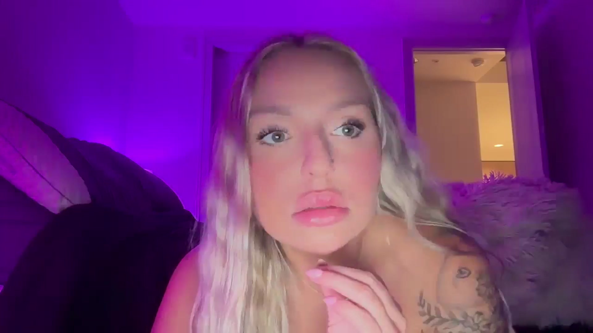 Gallery image thumbnail from KissMyTitsPls's myfreecams stream on, 09/16/2024, 03:39 image 18 of 20