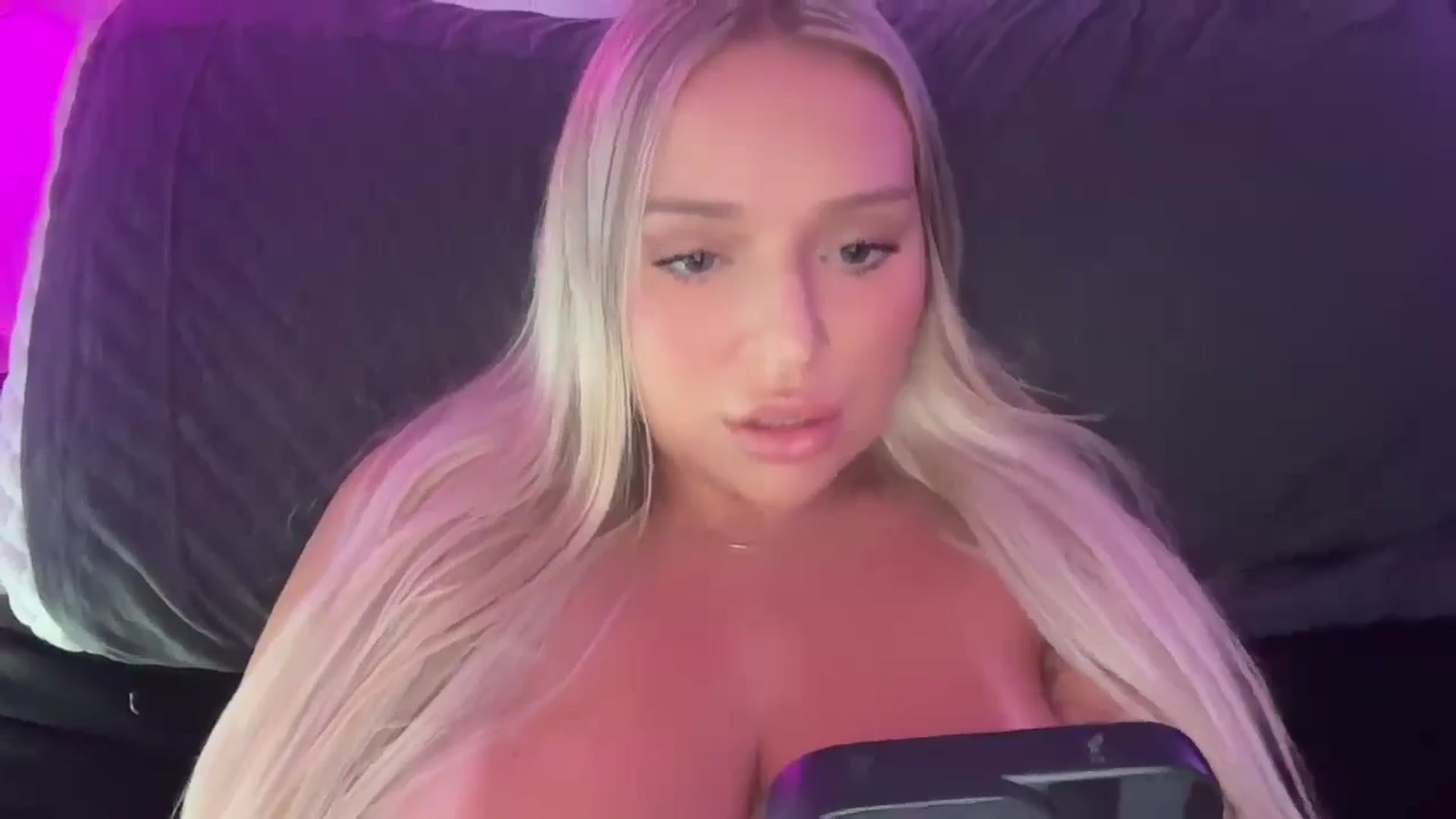 Gallery image thumbnail from KissMyTitsPls's myfreecams stream on, 10/07/2024, 20:17 image 12 of 20