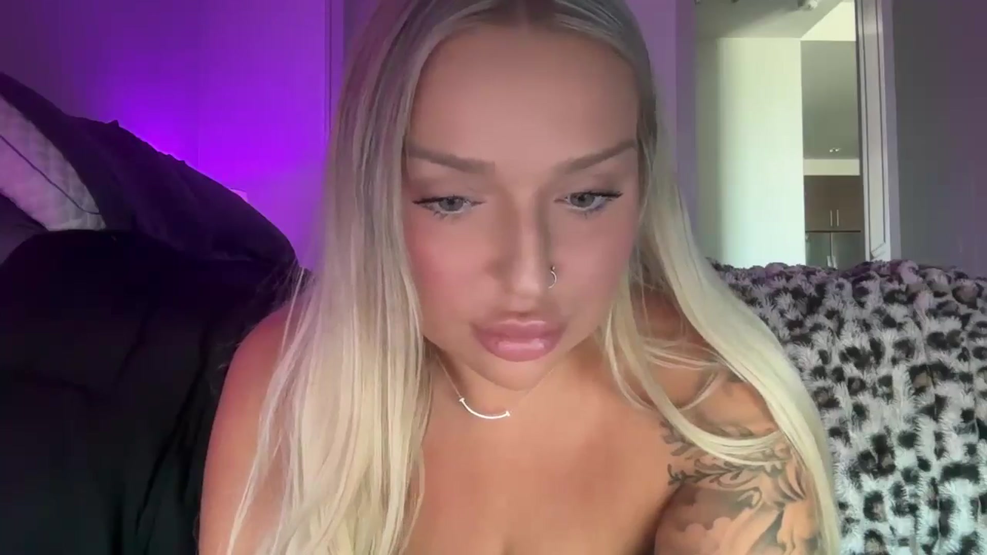 Gallery image thumbnail from KissMyTitsPls's myfreecams stream on, 10/07/2024, 20:17 image 9 of 20