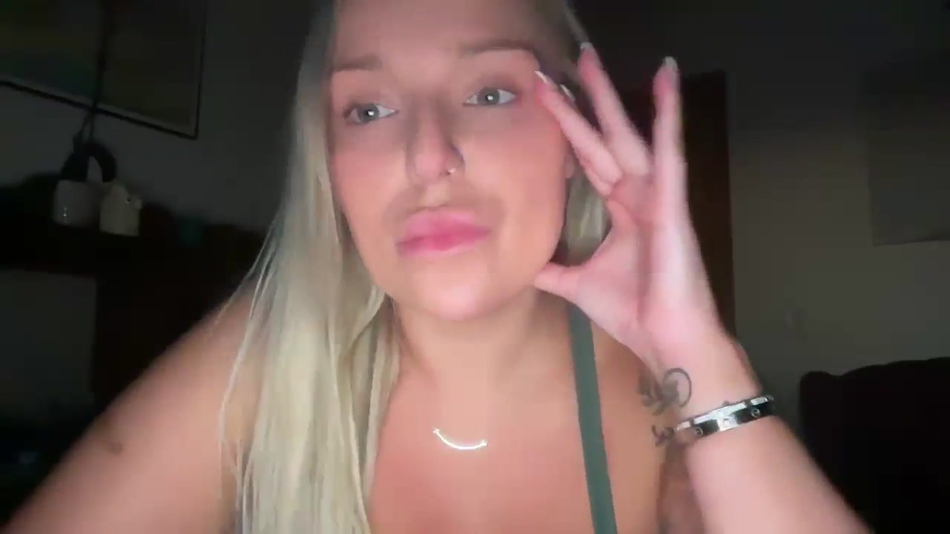Gallery image thumbnail from KissMyTitsPls's myfreecams stream on, 10/18/2024, 23:48 image 13 of 20