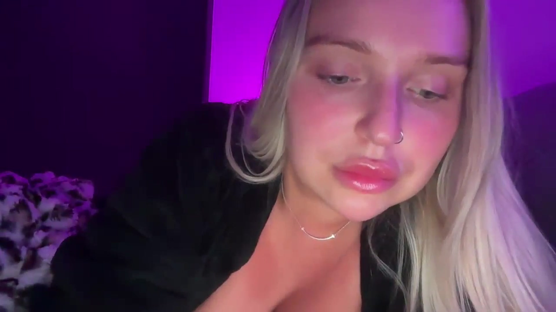 Gallery image thumbnail from KissMyTitsPls's myfreecams stream on, 10/29/2024, 04:40 image 17 of 20