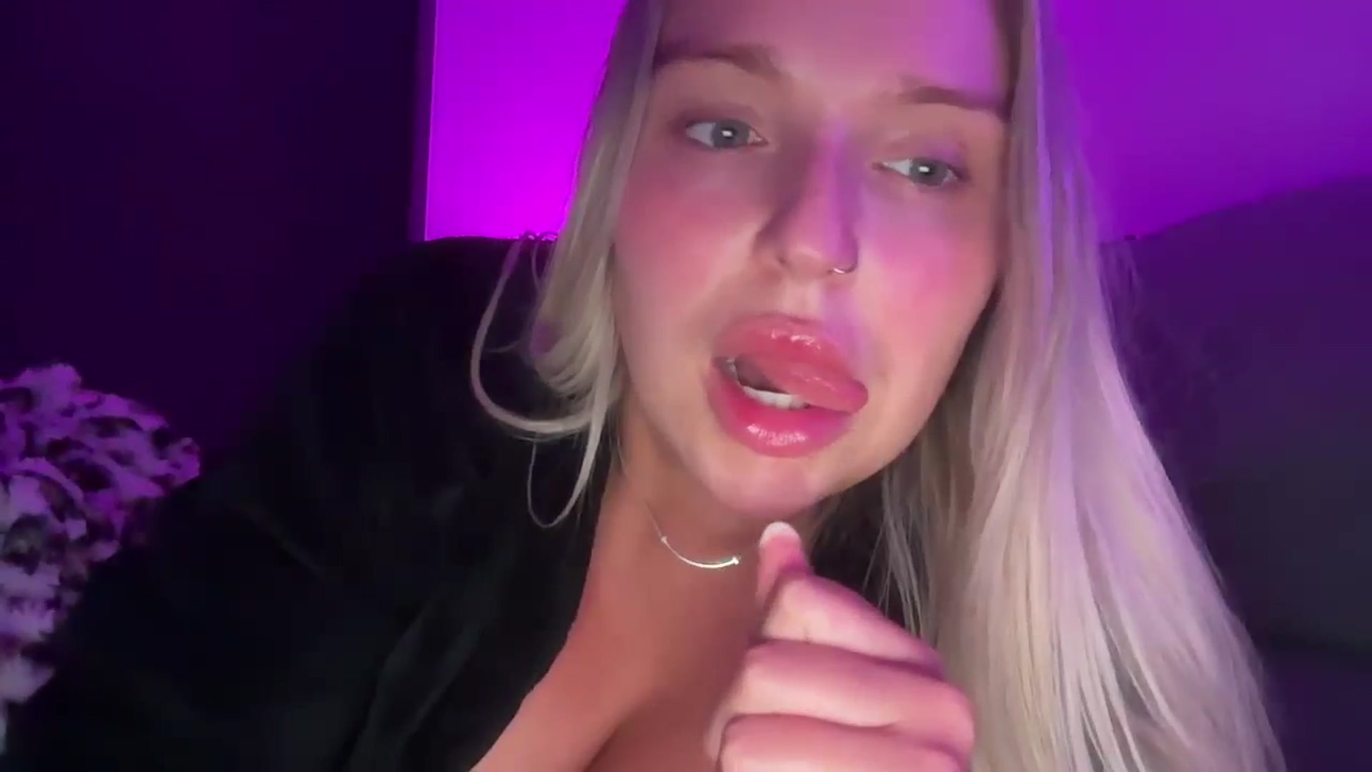 Gallery image thumbnail from KissMyTitsPls's myfreecams stream on, 10/29/2024, 04:40 image 20 of 20