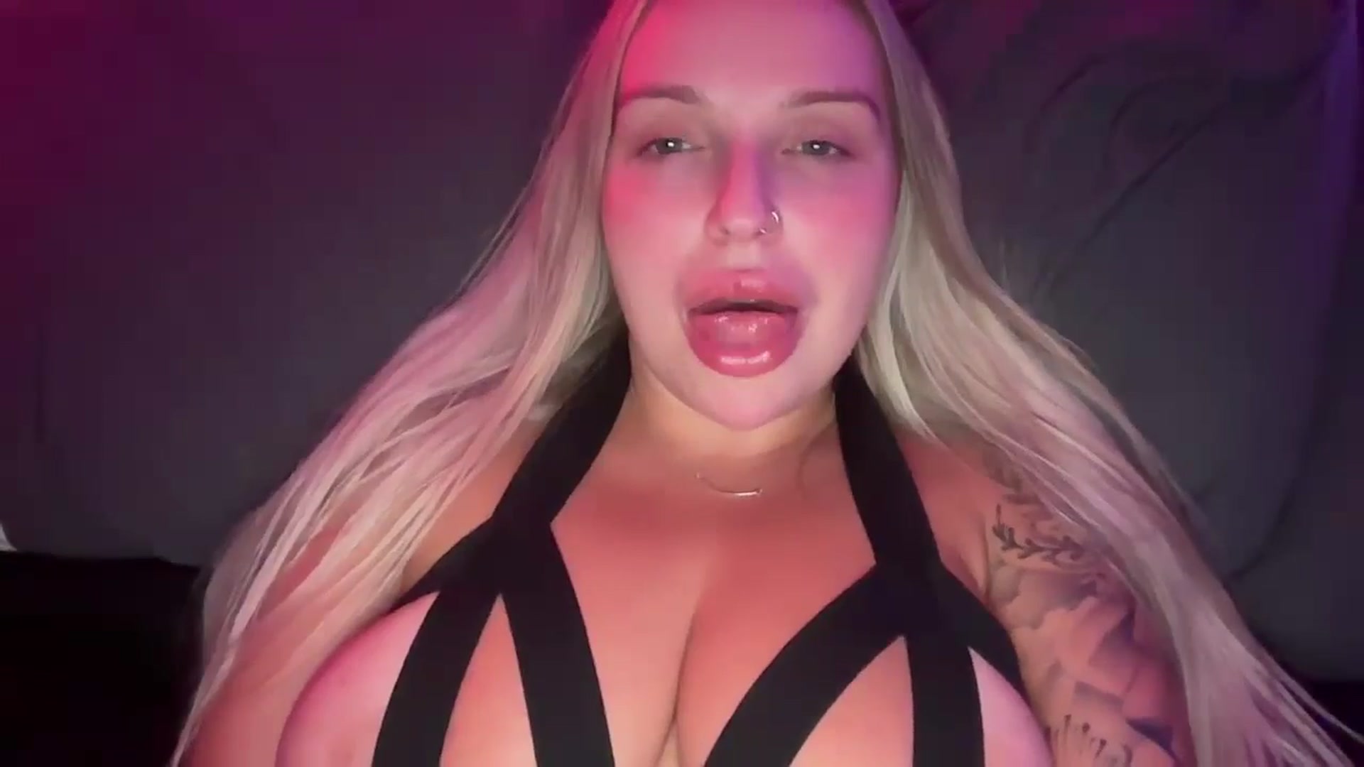 Gallery image thumbnail from KissMyTitsPls's myfreecams stream on, 11/03/2024, 07:32 image 17 of 20