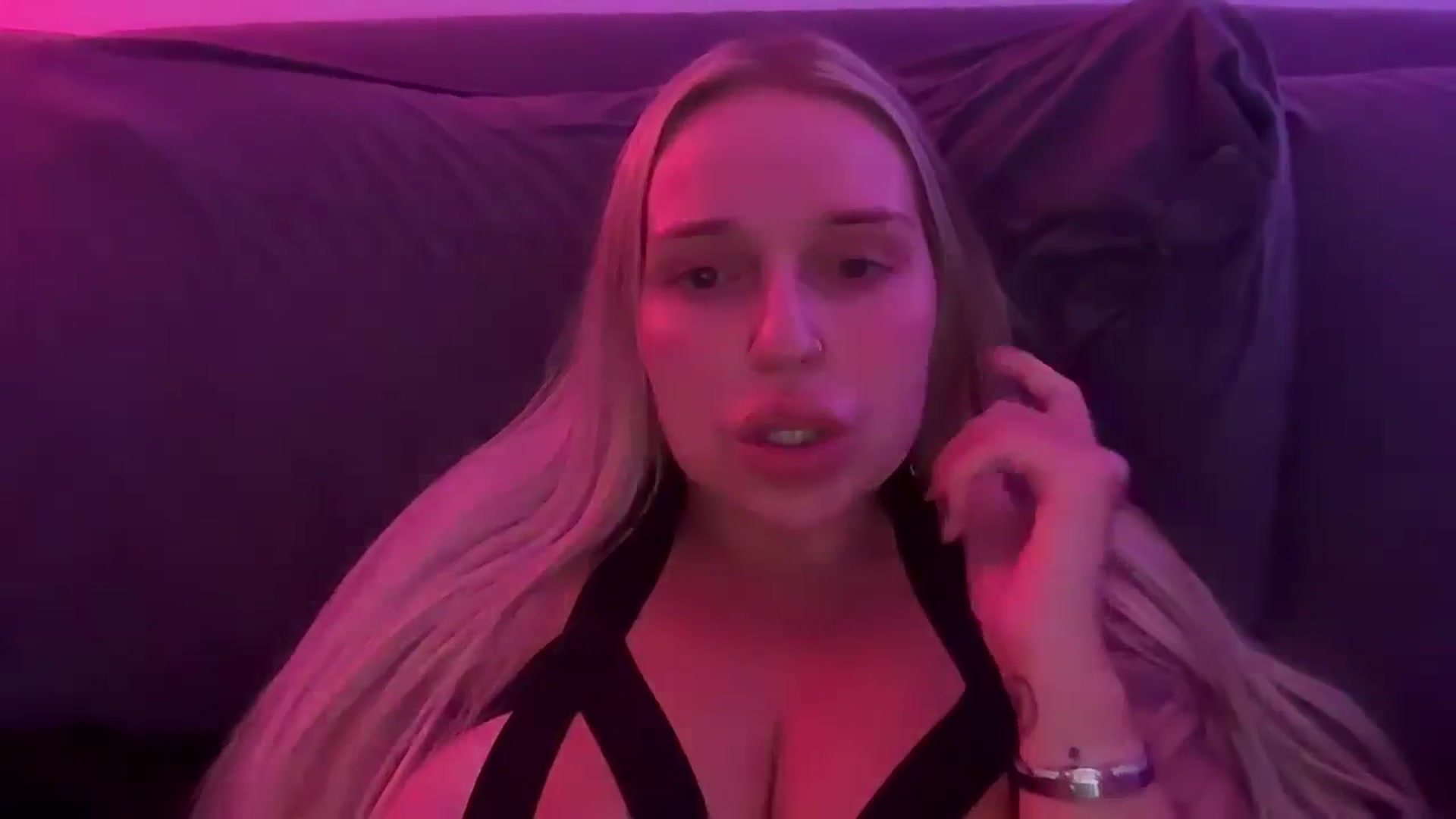 Gallery image thumbnail from KissMyTitsPls's myfreecams stream on, 11/03/2024, 07:32 image 13 of 20