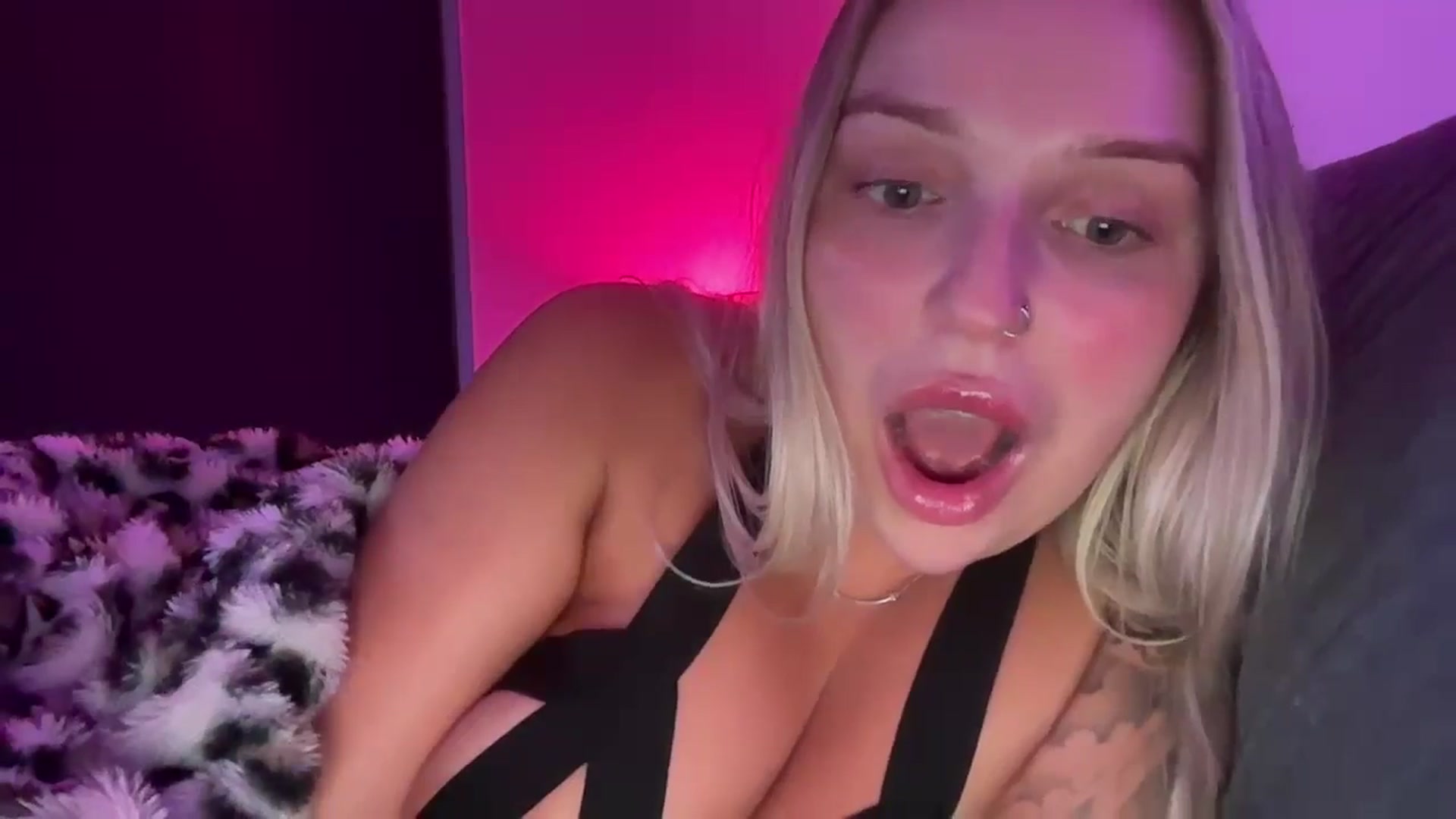 Gallery image thumbnail from KissMyTitsPls's myfreecams stream on, 11/03/2024, 07:32 image 6 of 20