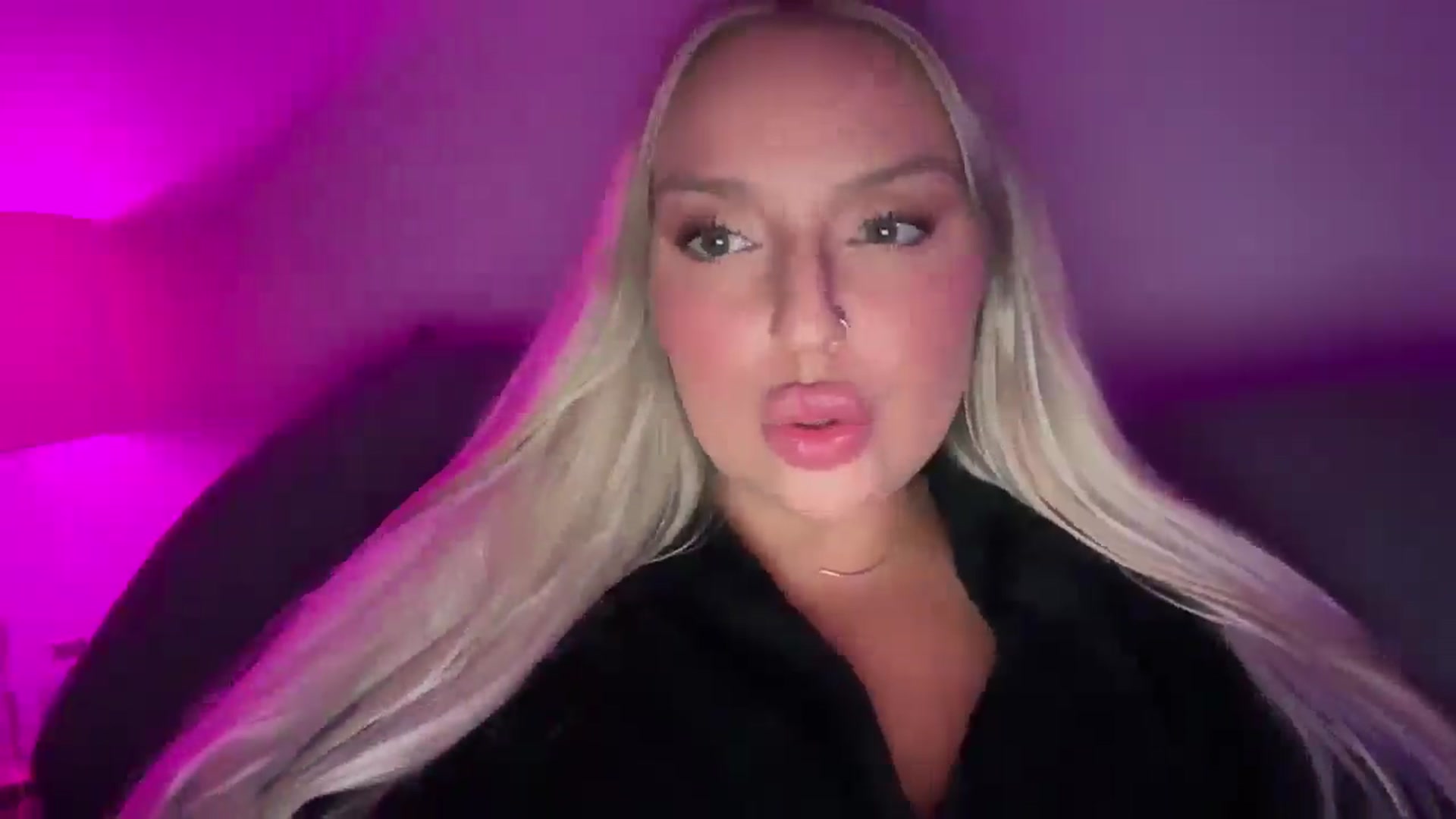 Gallery image thumbnail from KissMyTitsPls's myfreecams stream on, 11/28/2024, 07:15 image 5 of 20