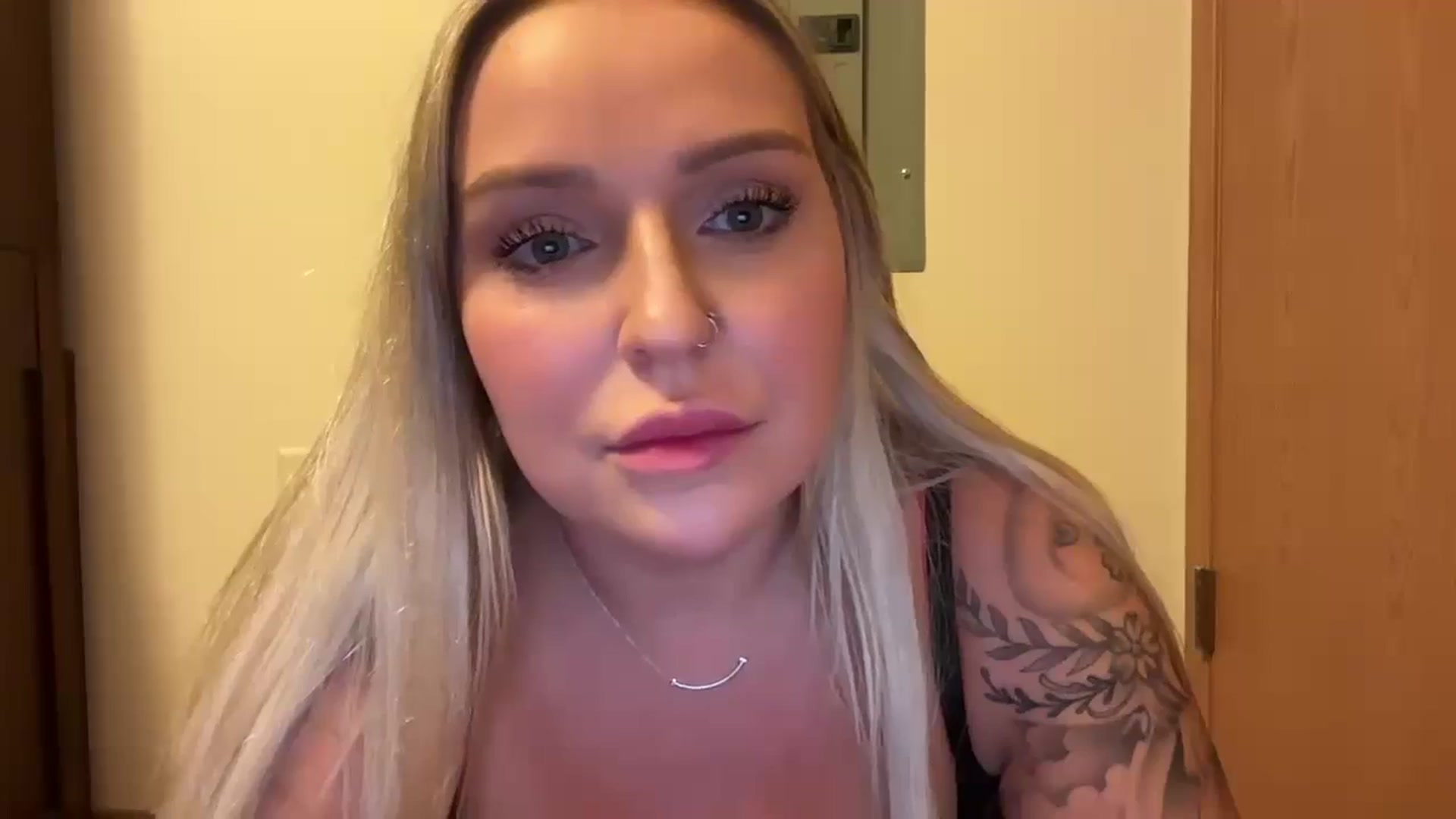 Gallery image thumbnail from KissMyTitsPls's myfreecams stream on, 12/24/2024, 24:42 image 19 of 20