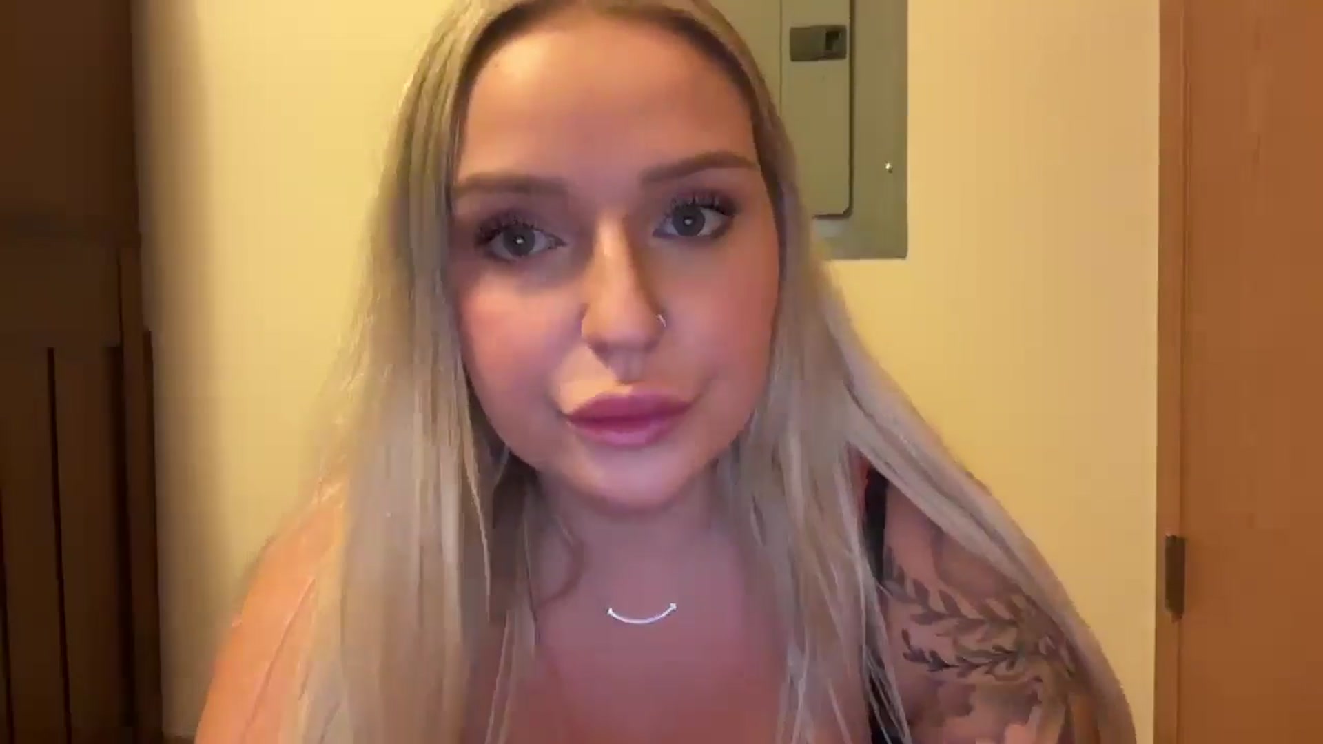 Gallery image thumbnail from KissMyTitsPls's myfreecams stream on, 12/24/2024, 24:42 image 16 of 20