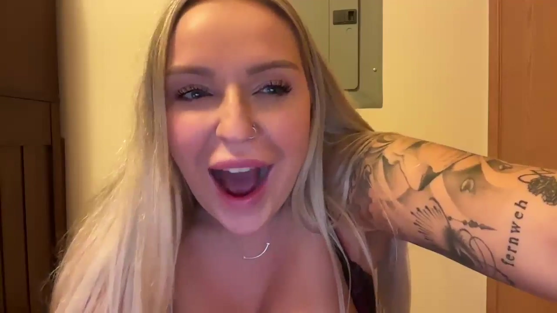 Gallery image thumbnail from KissMyTitsPls's myfreecams stream on, 12/24/2024, 24:42 image 15 of 20