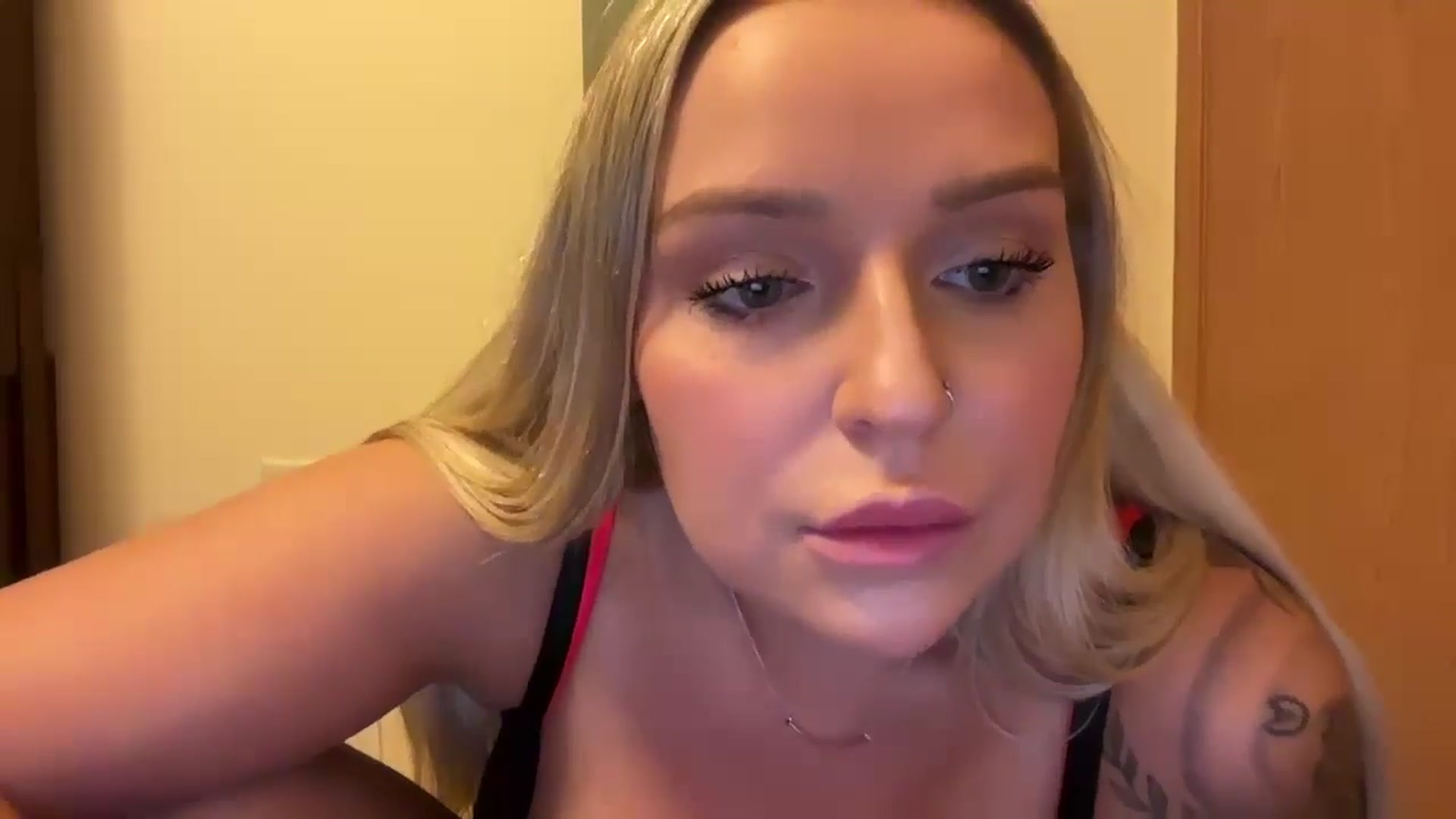 Gallery image thumbnail from KissMyTitsPls's myfreecams stream on, 12/24/2024, 24:42 image 12 of 20