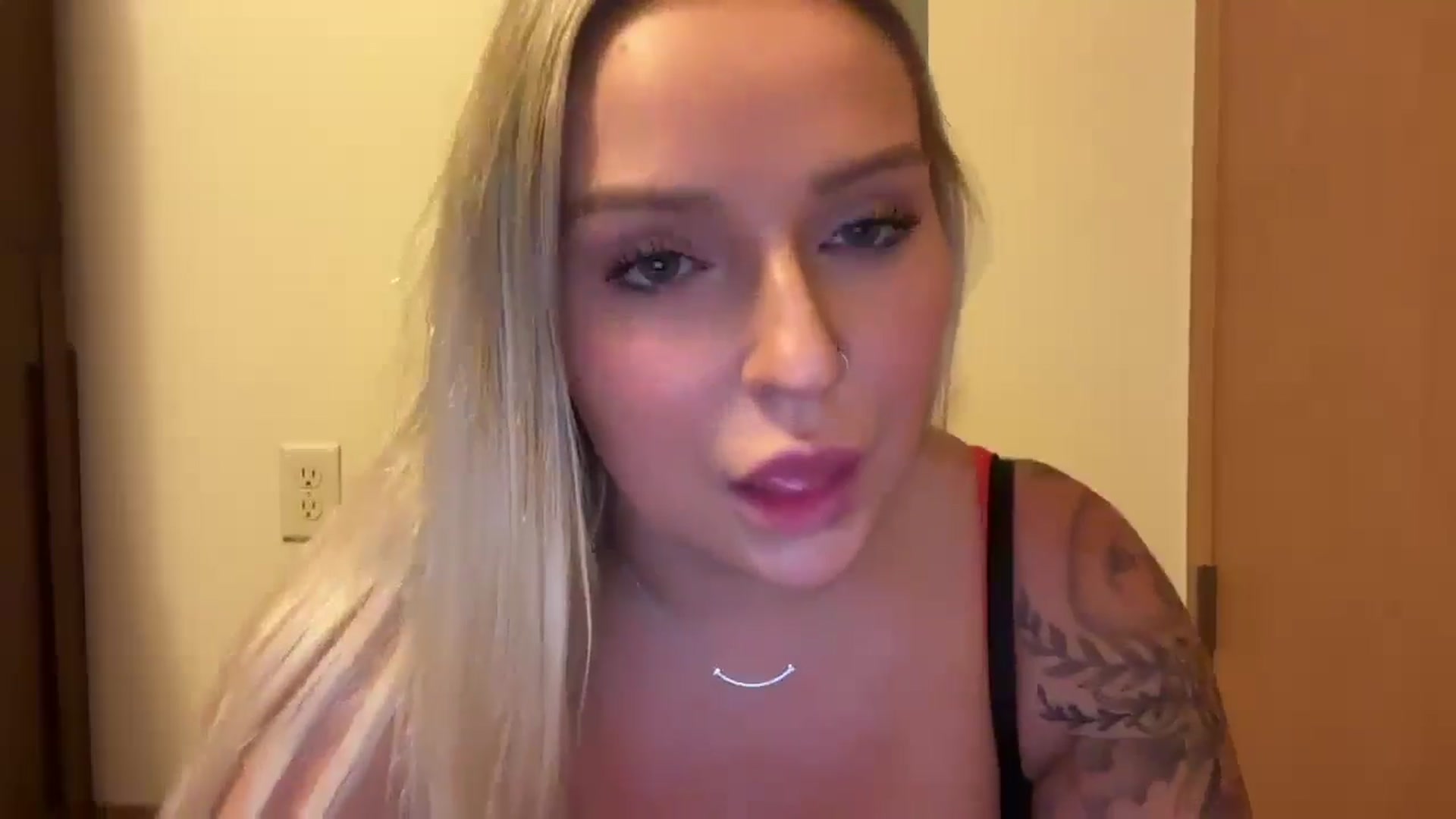 Gallery image thumbnail from KissMyTitsPls's myfreecams stream on, 12/24/2024, 24:42 image 18 of 20