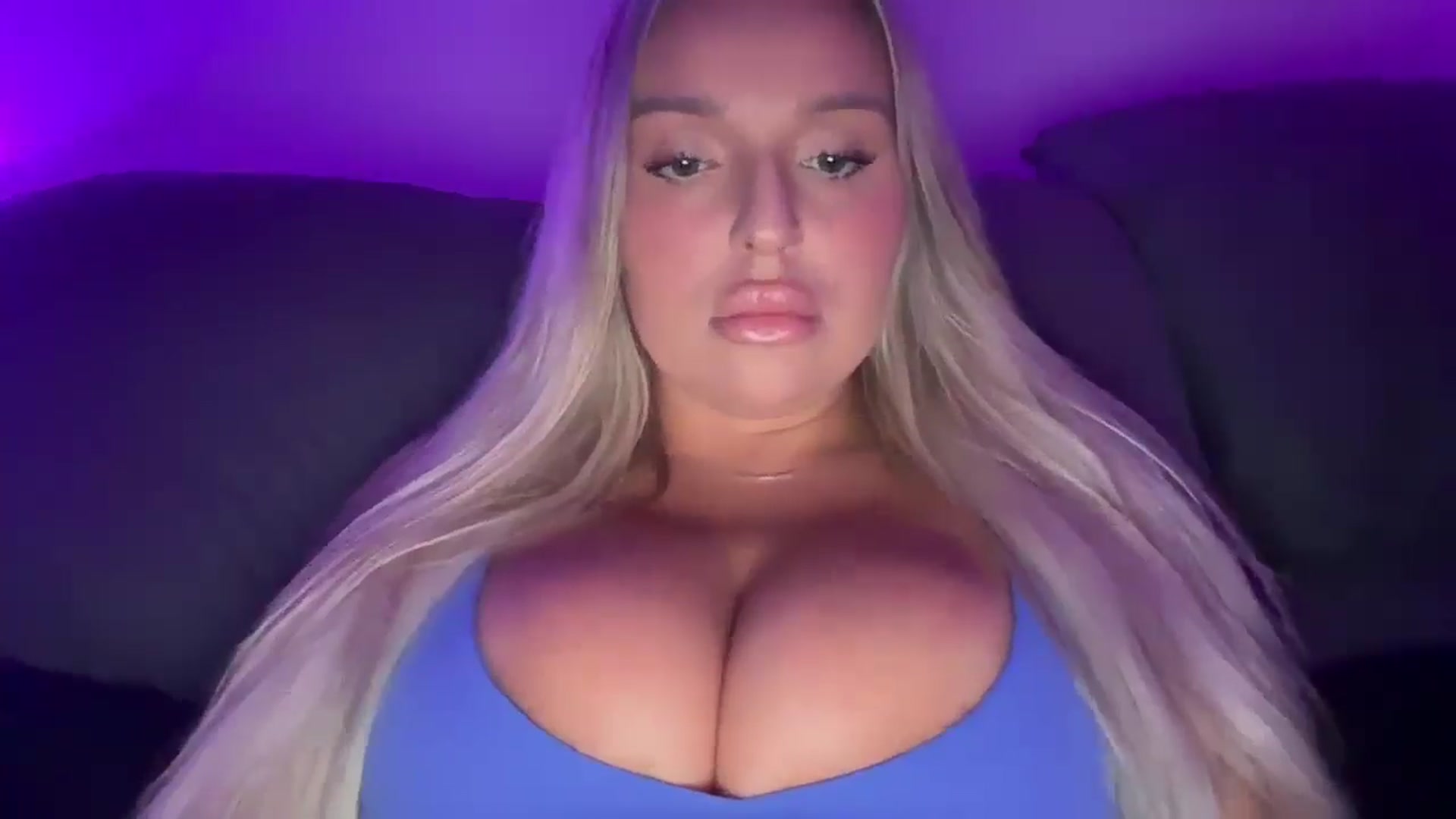 Gallery image thumbnail from KissMyTitsPls's myfreecams stream on, 01/05/2025, 01:09 image 2 of 20