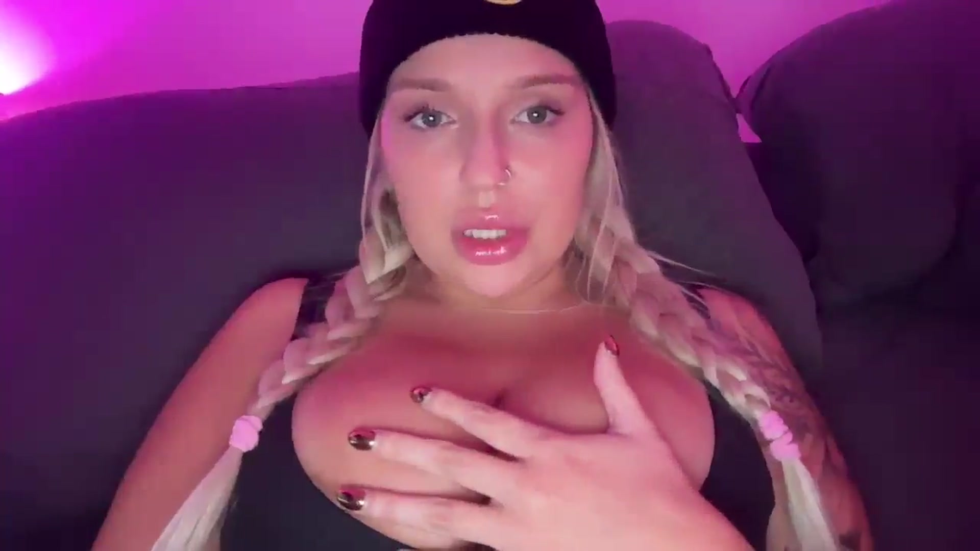 Gallery image thumbnail from KissMyTitsPls's myfreecams stream on, 01/09/2025, 22:00 image 16 of 20