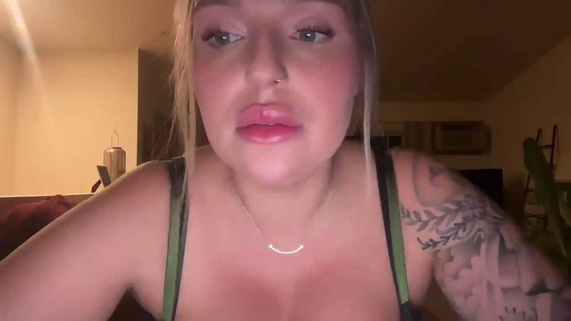 Gallery image thumbnail from KissMyTitsPls's myfreecams stream on, 01/22/2025, 01:08 image 15 of 20