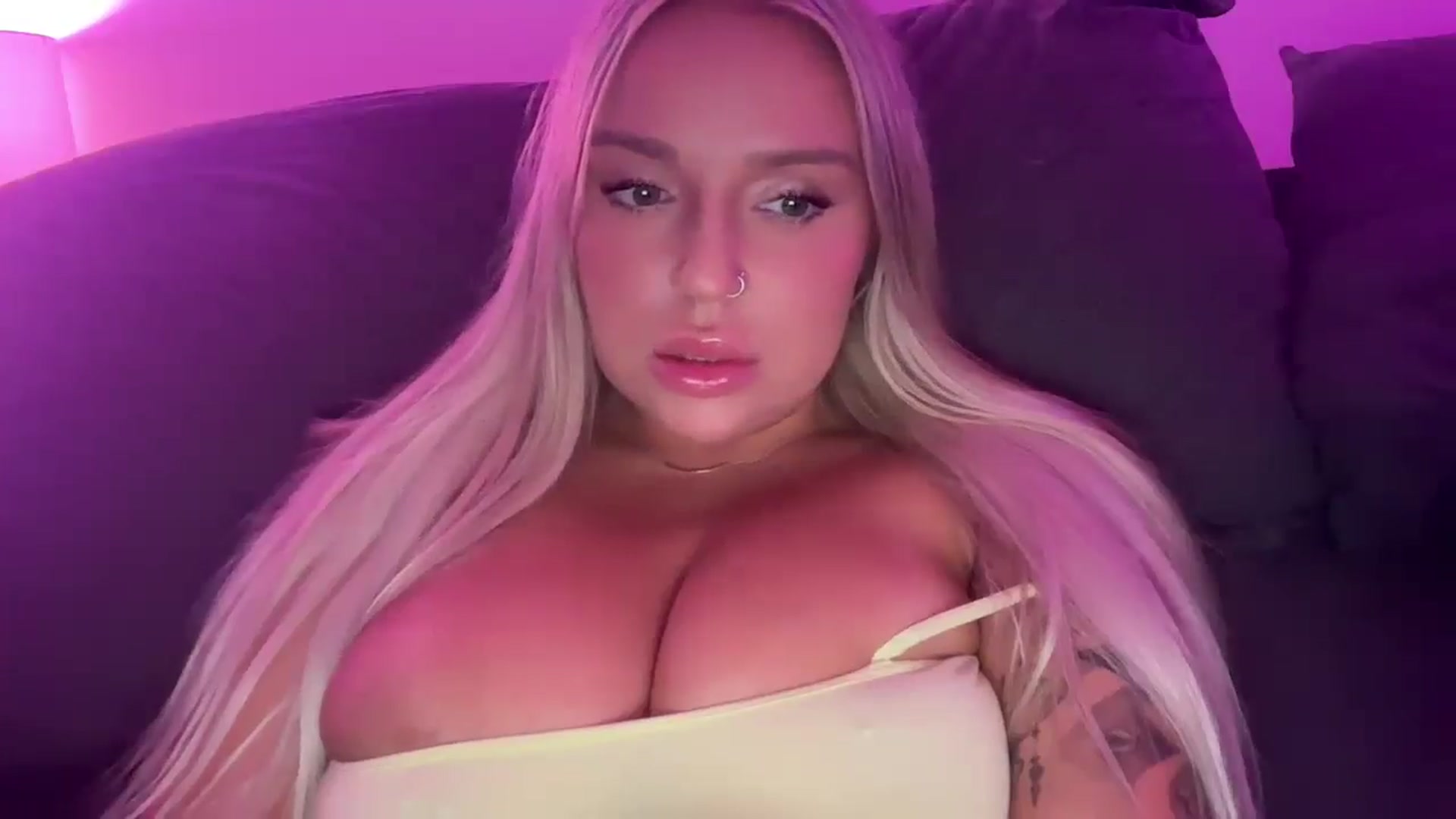 Gallery image thumbnail from KissMyTitsPls's myfreecams stream on, 01/29/2025, 04:25 image 15 of 20