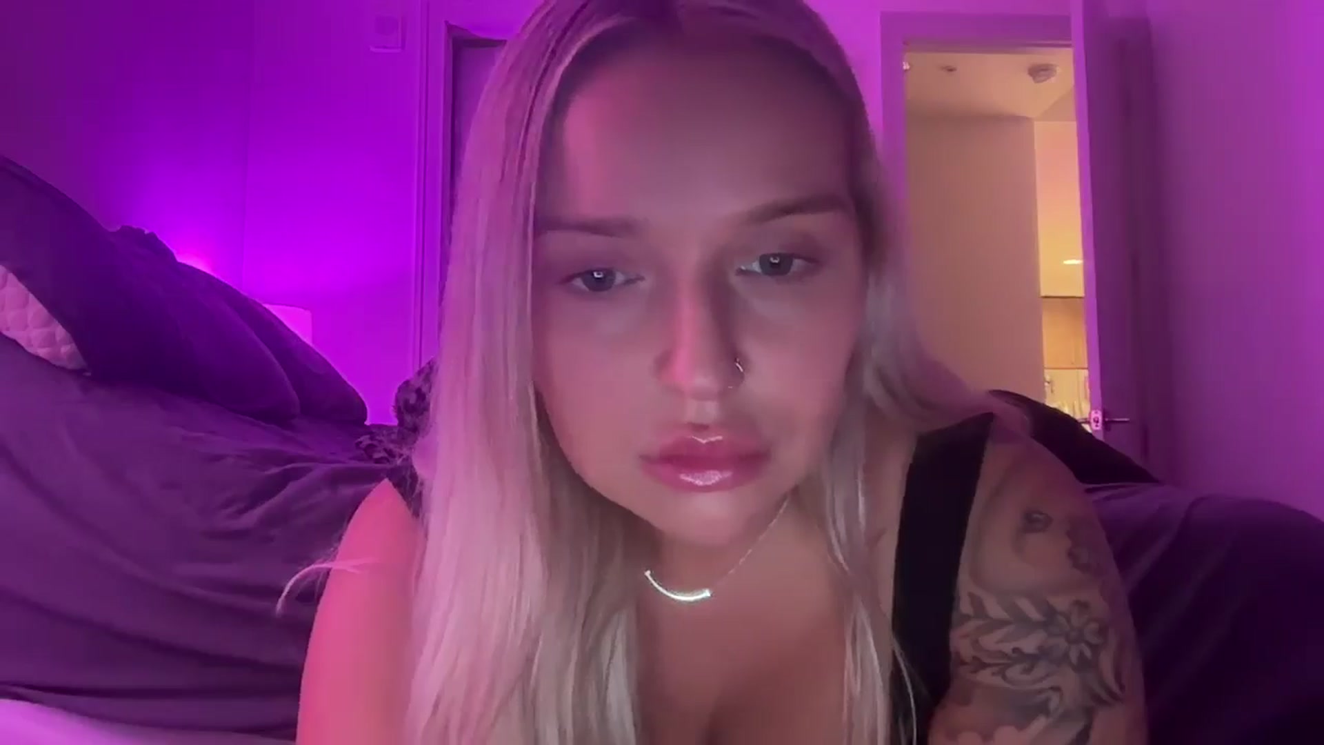 Gallery image thumbnail from KissMyTitsPls's myfreecams stream on, 02/04/2025, 02:58 image 17 of 20