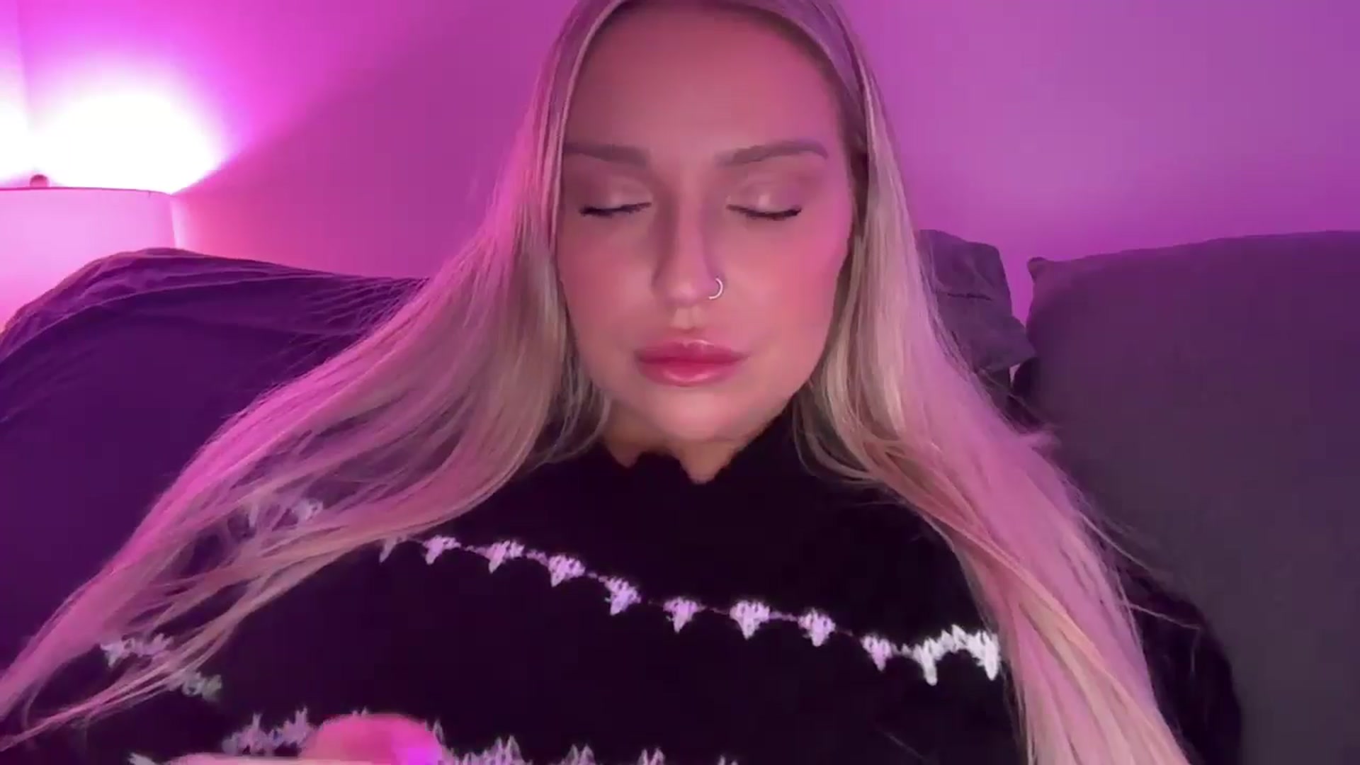 Gallery image thumbnail from KissMyTitsPls's myfreecams stream on, 02/21/2025, 02:49 image 2 of 20