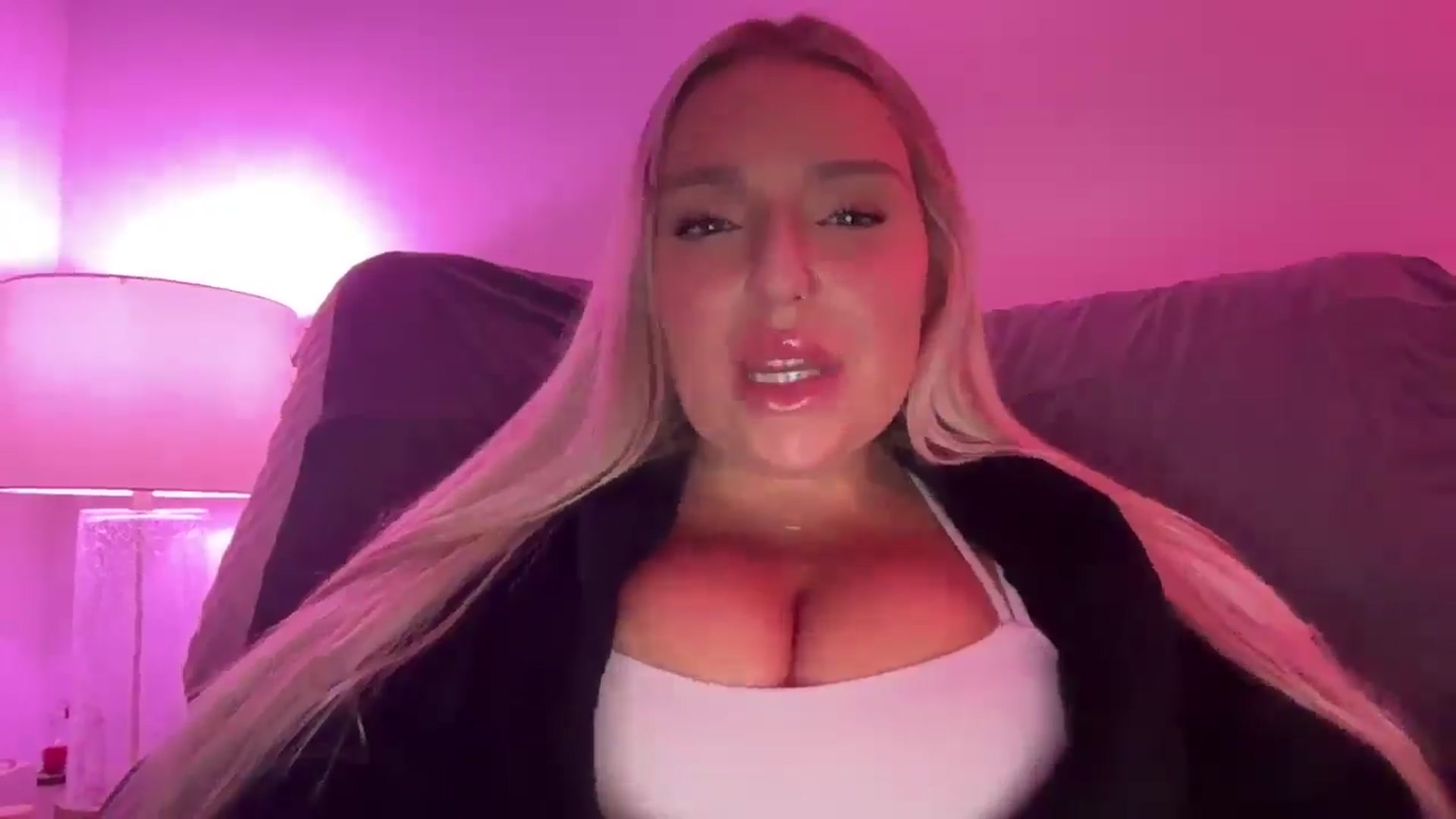 Gallery image thumbnail from KissMyTitsPls's myfreecams stream on, 03/10/2025, 05:35 image 6 of 20