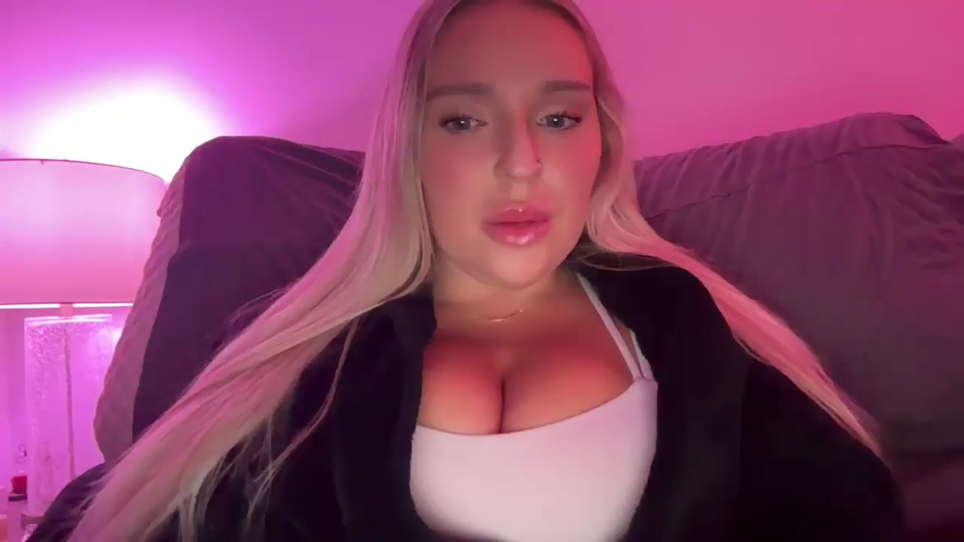 Gallery image thumbnail from KissMyTitsPls's myfreecams stream on, 03/10/2025, 05:35 image 8 of 20