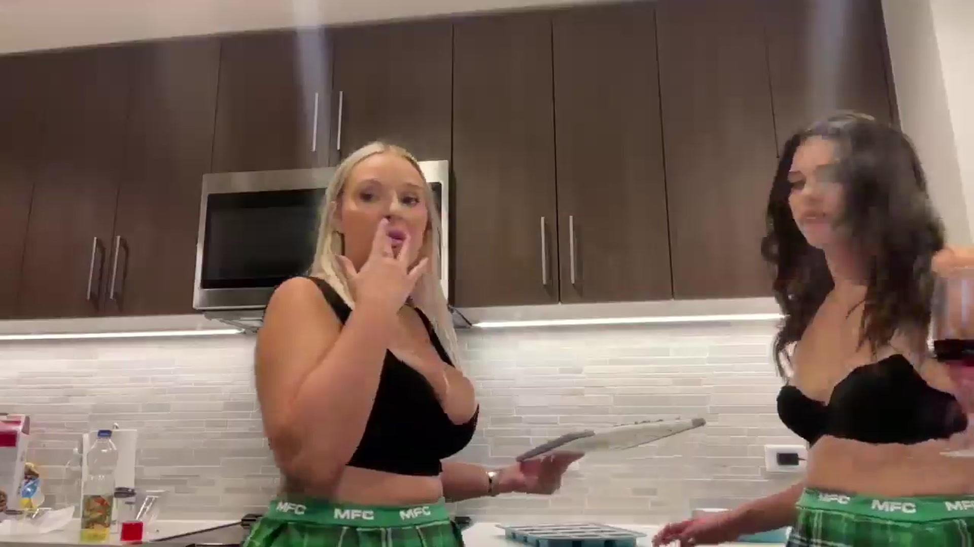 Gallery image thumbnail from KissMyTitsPls's myfreecams stream on, 03/11/2025, 04:01 image 6 of 20