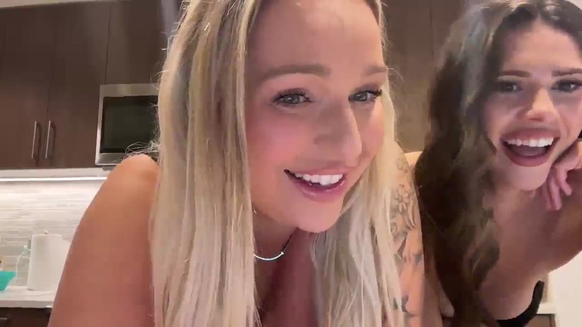Gallery image thumbnail from KissMyTitsPls's myfreecams stream on, 03/11/2025, 04:01 image 2 of 20