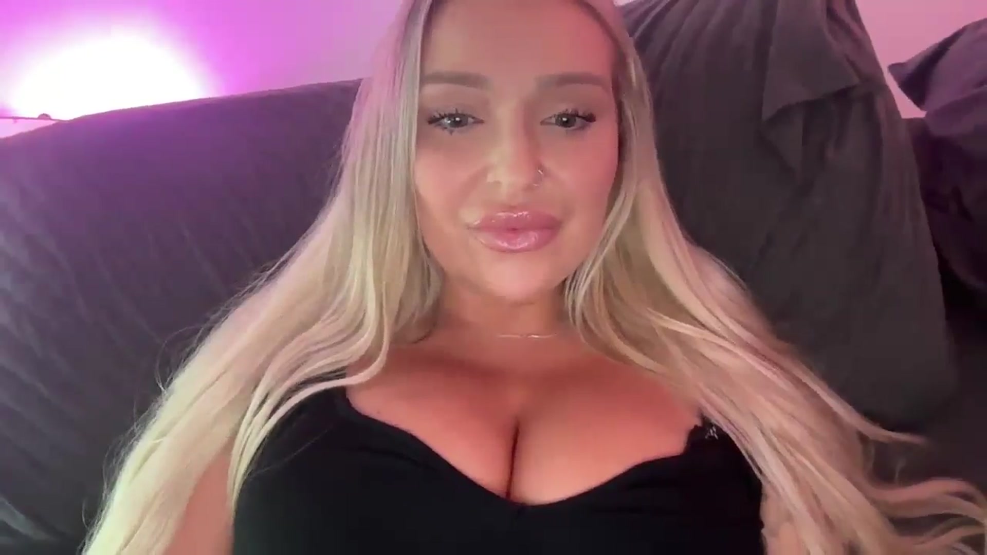Gallery image thumbnail from KissMyTitsPls's myfreecams stream on, 04/18/2025, 22:05 image 18 of 20