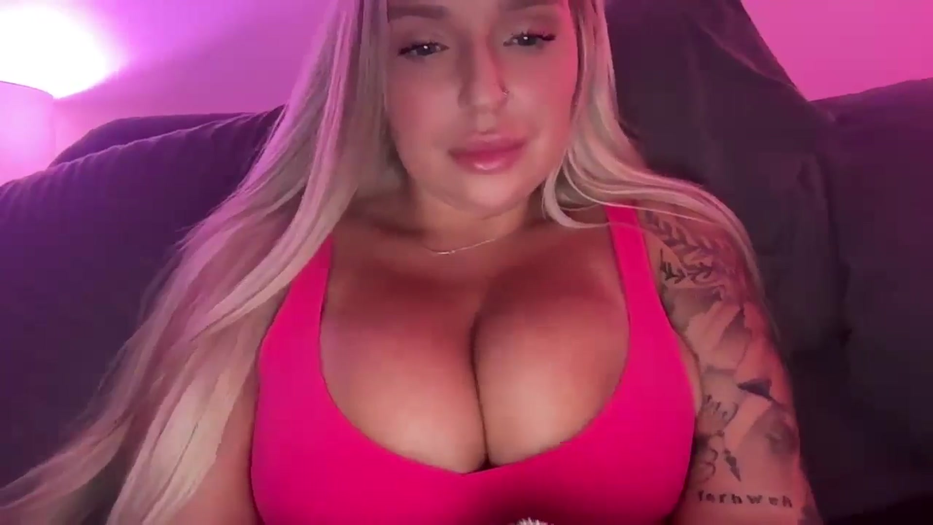 Gallery image thumbnail from KissMyTitsPls's myfreecams stream on, 05/03/2025, 06:23 image 2 of 20