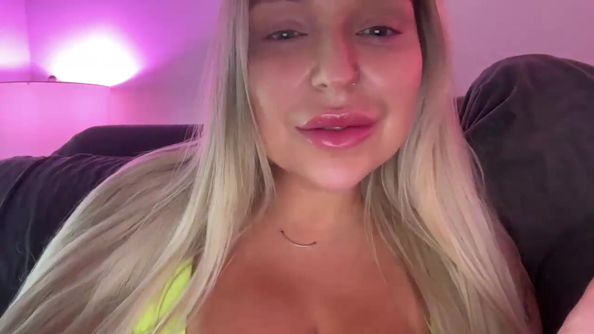 Gallery image thumbnail from KissMyTitsPls's myfreecams stream on, 05/14/2025, 17:22 image 13 of 20