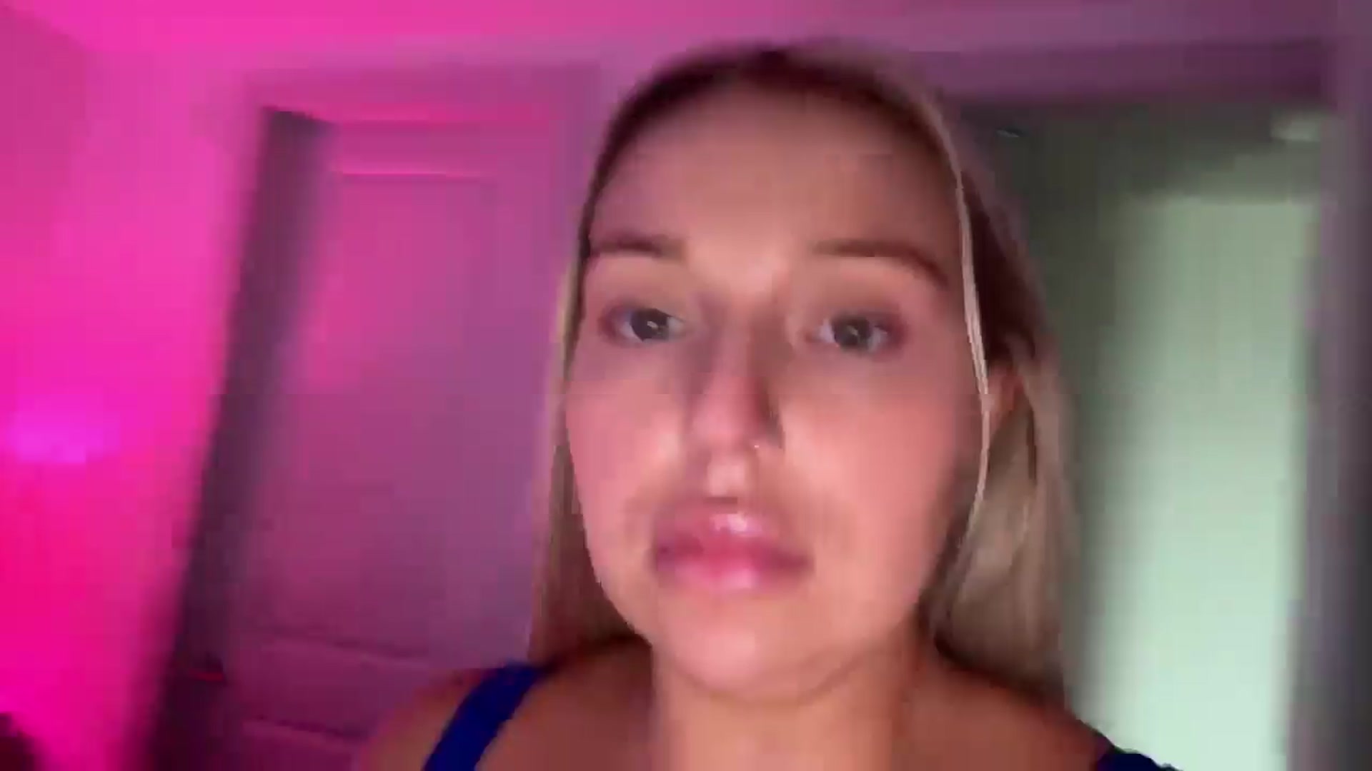 Gallery image thumbnail from KissMyTitsPls's myfreecams stream on, 05/28/2025, 18:39 image 16 of 20