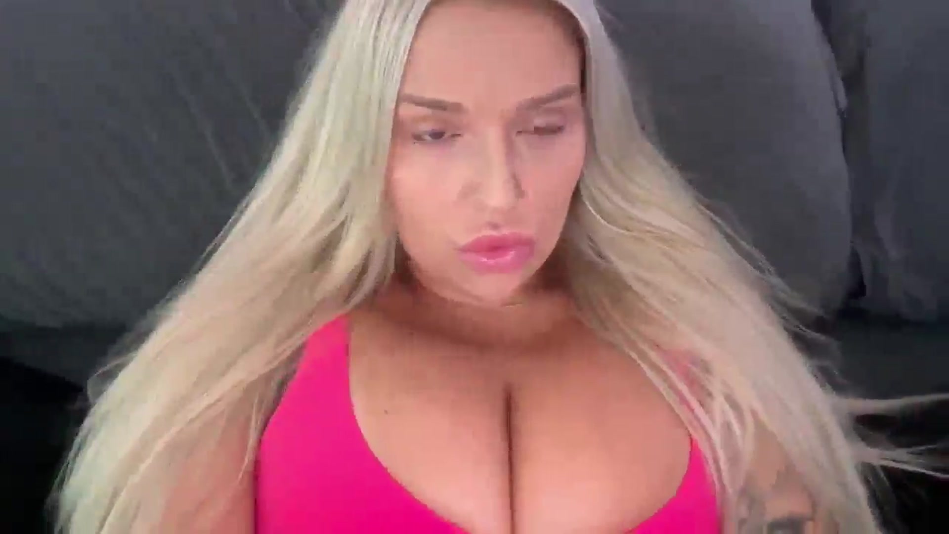 Gallery image thumbnail from KissMyTitsPls's myfreecams stream on, 08/15/2025, 19:47 image 10 of 20