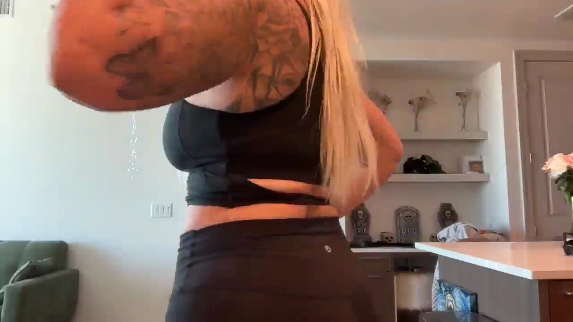 Gallery image thumbnail from KissMyTitsPls's myfreecams stream on, 11/05/2025, 19:46 image 15 of 20