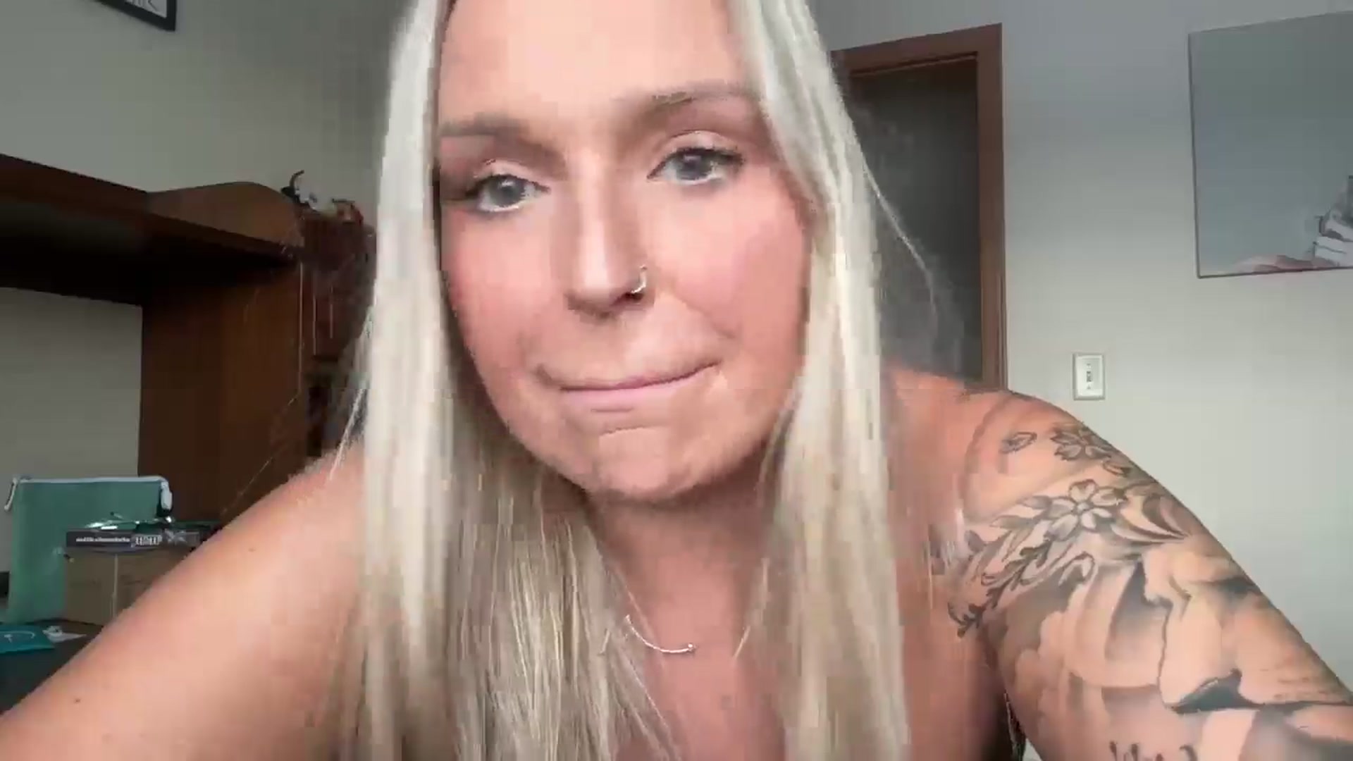 Gallery image thumbnail from KissMyTitsPls's myfreecams stream on, 12/18/2025, 21:23 image 15 of 20
