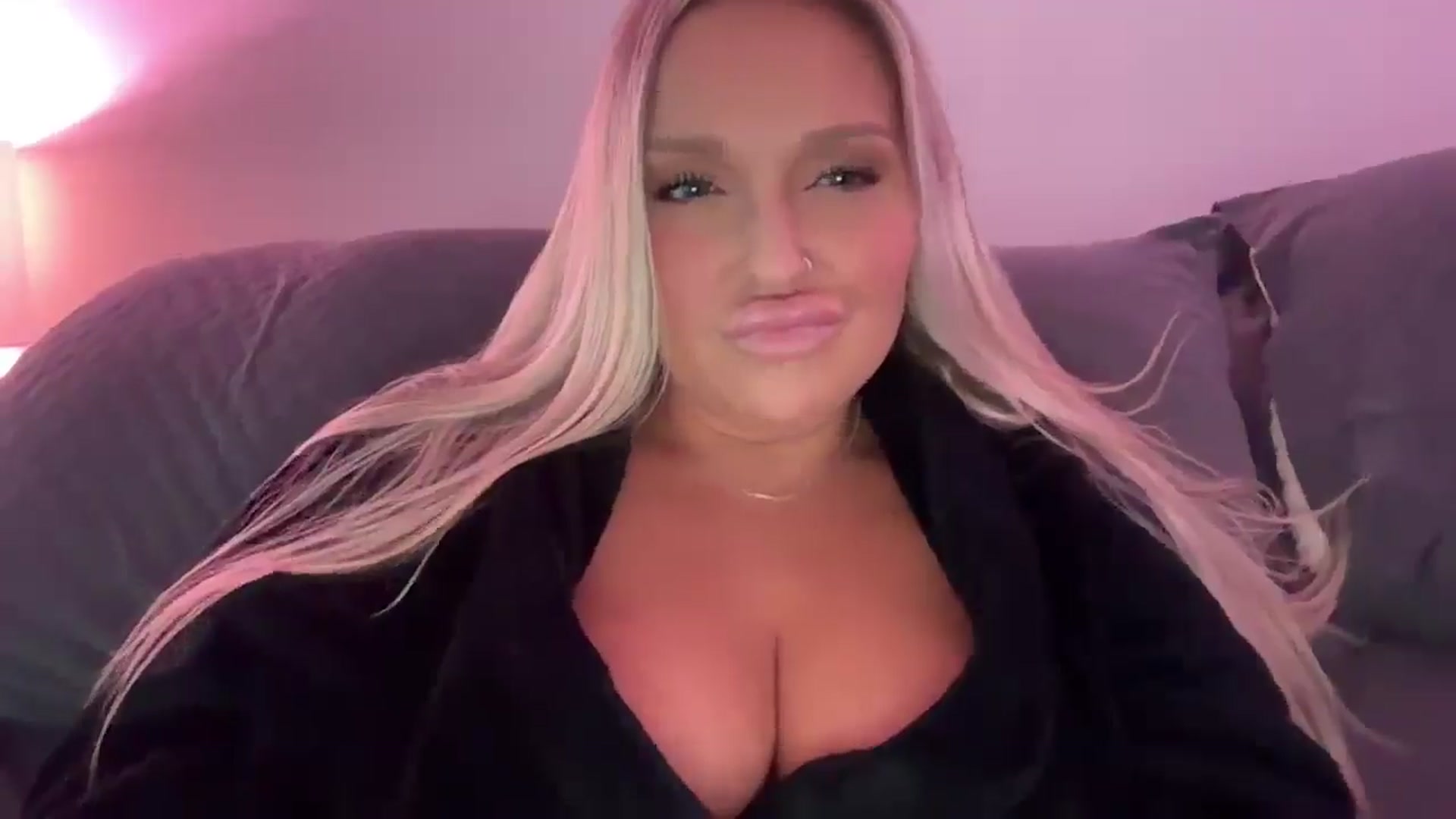 Gallery image thumbnail from KissMyTitsPls's myfreecams stream on, 01/03/2026, 22:52 image 12 of 20
