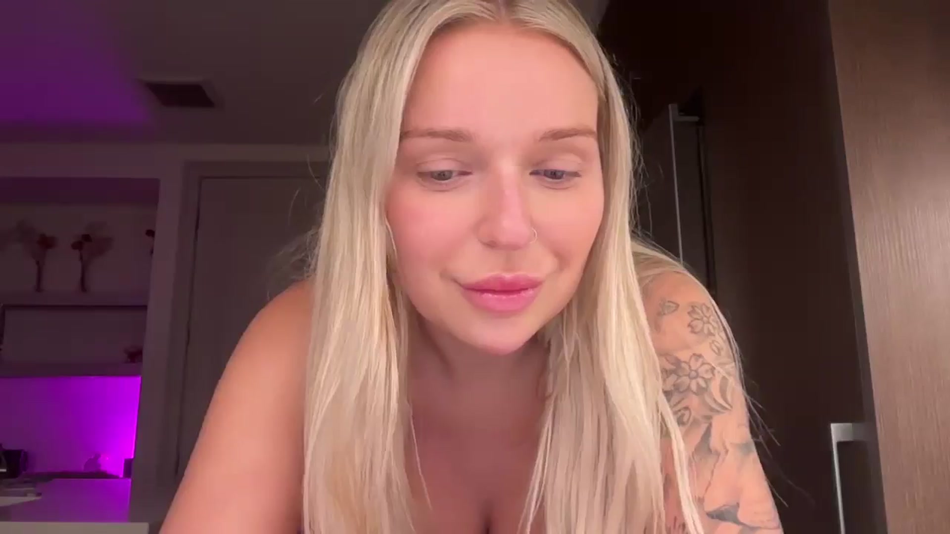 Gallery image thumbnail from KissMyTitsPls's myfreecams stream on, 03/19/2026, 05:25 image 9 of 20