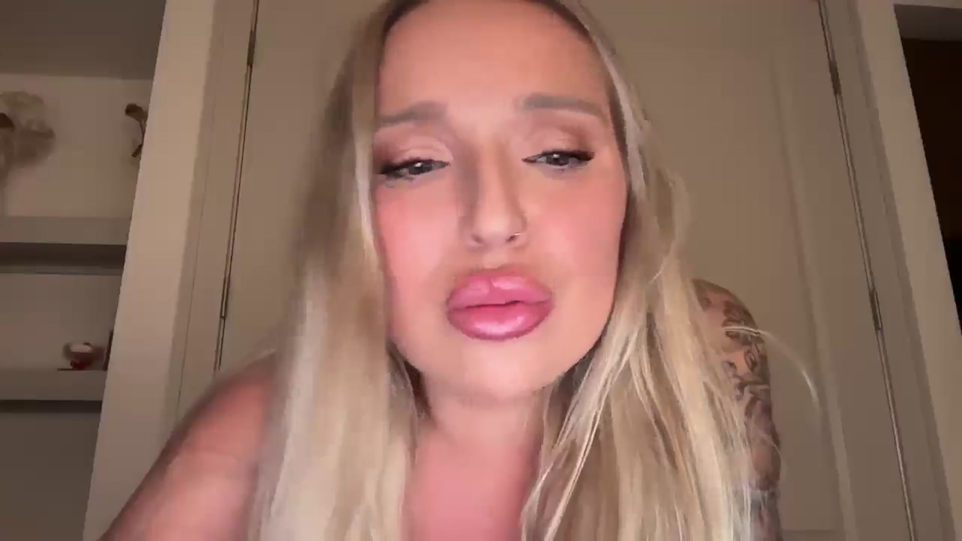 Gallery image thumbnail from KissMyTitsPls's myfreecams stream on, 03/24/2026, 01:27 image 4 of 20