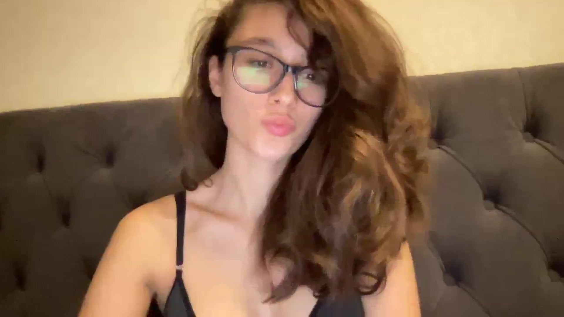 Gallery image thumbnail from Kiss_22's myfreecams stream on, 11/01/2023, 20:29 image 18 of 20