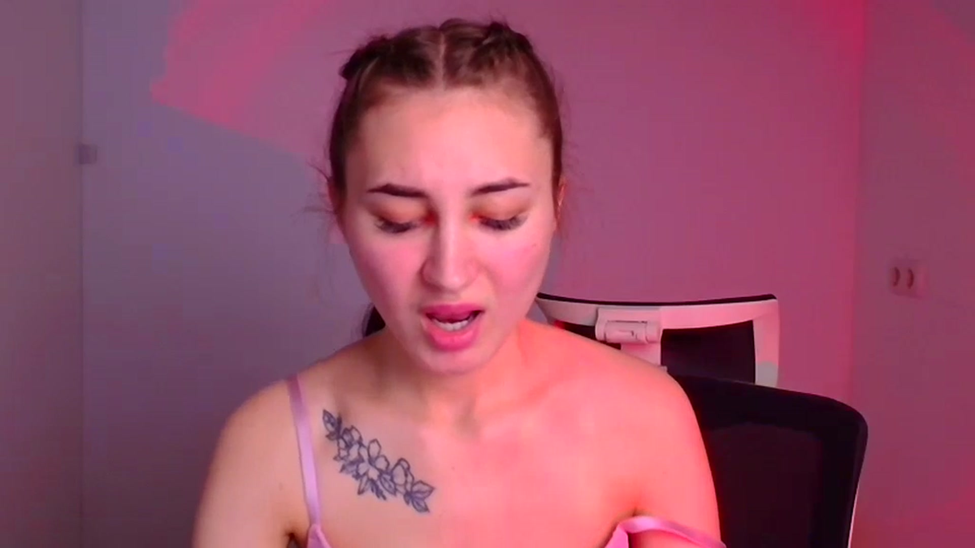 Gallery image thumbnail from Kiss_mia_'s myfreecams stream on, 12/23/2024, 09:16 image 8 of 20