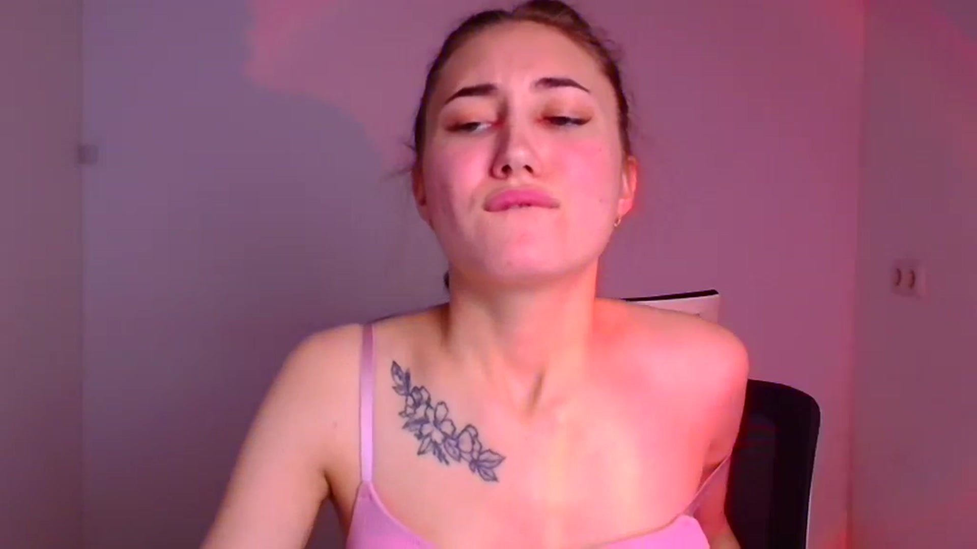 Gallery image thumbnail from Kiss_mia_'s myfreecams stream on, 12/23/2024, 09:16 image 6 of 20
