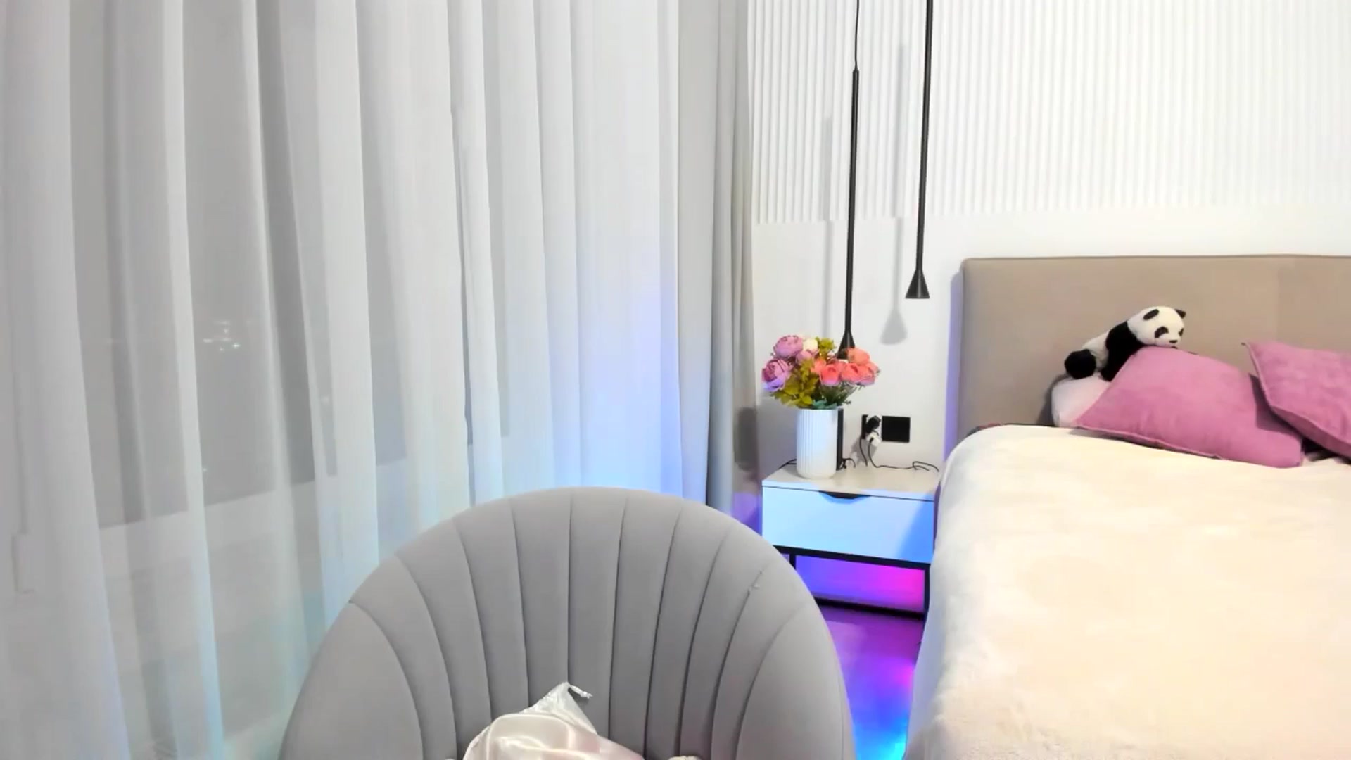 Gallery image thumbnail from KissableAsian's myfreecams stream on, 04/19/2025, 20:19 image 14 of 20