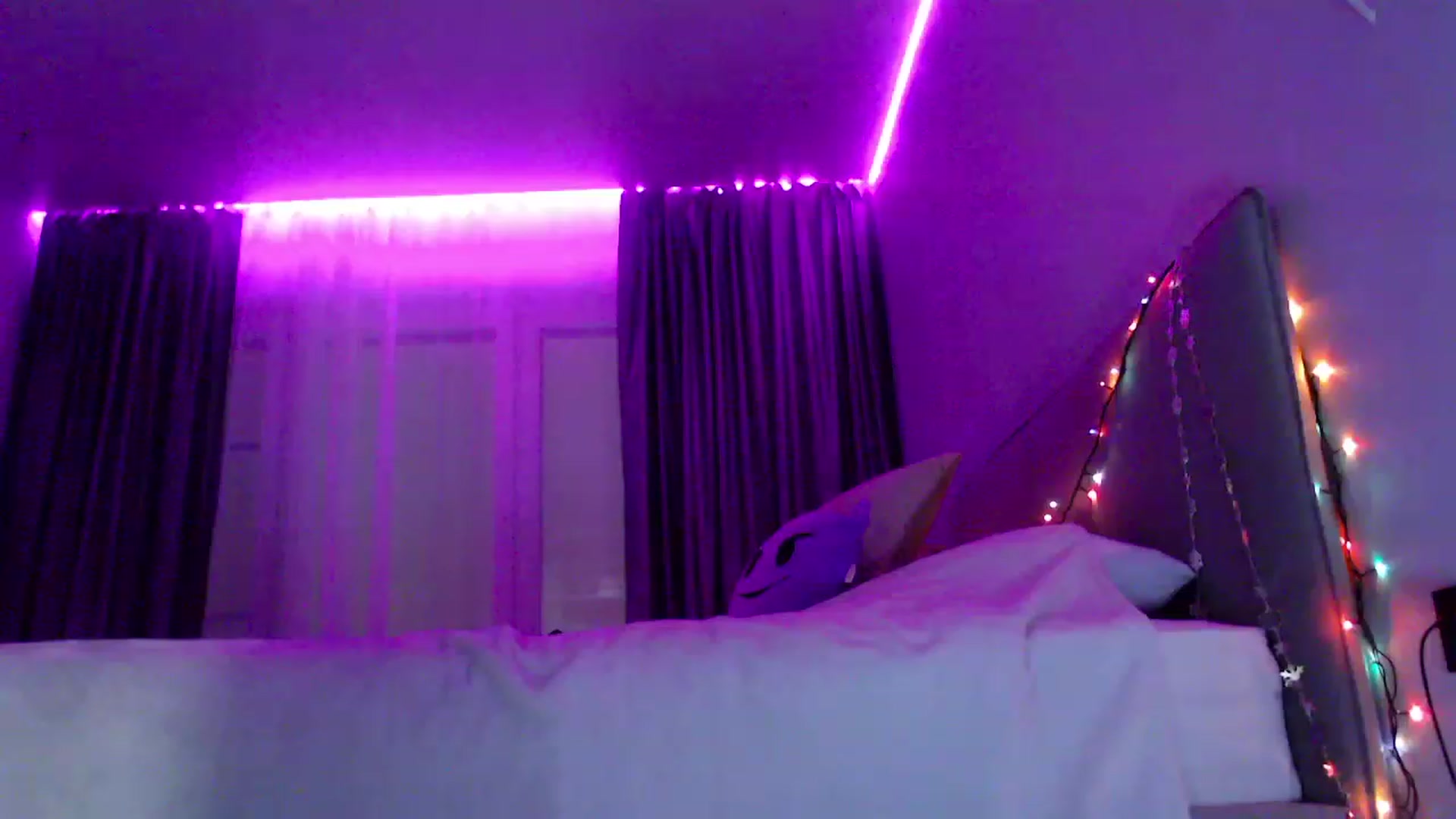Gallery image thumbnail from Kissable_'s myfreecams stream on, 12/10/2022, 22:29 image 15 of 20