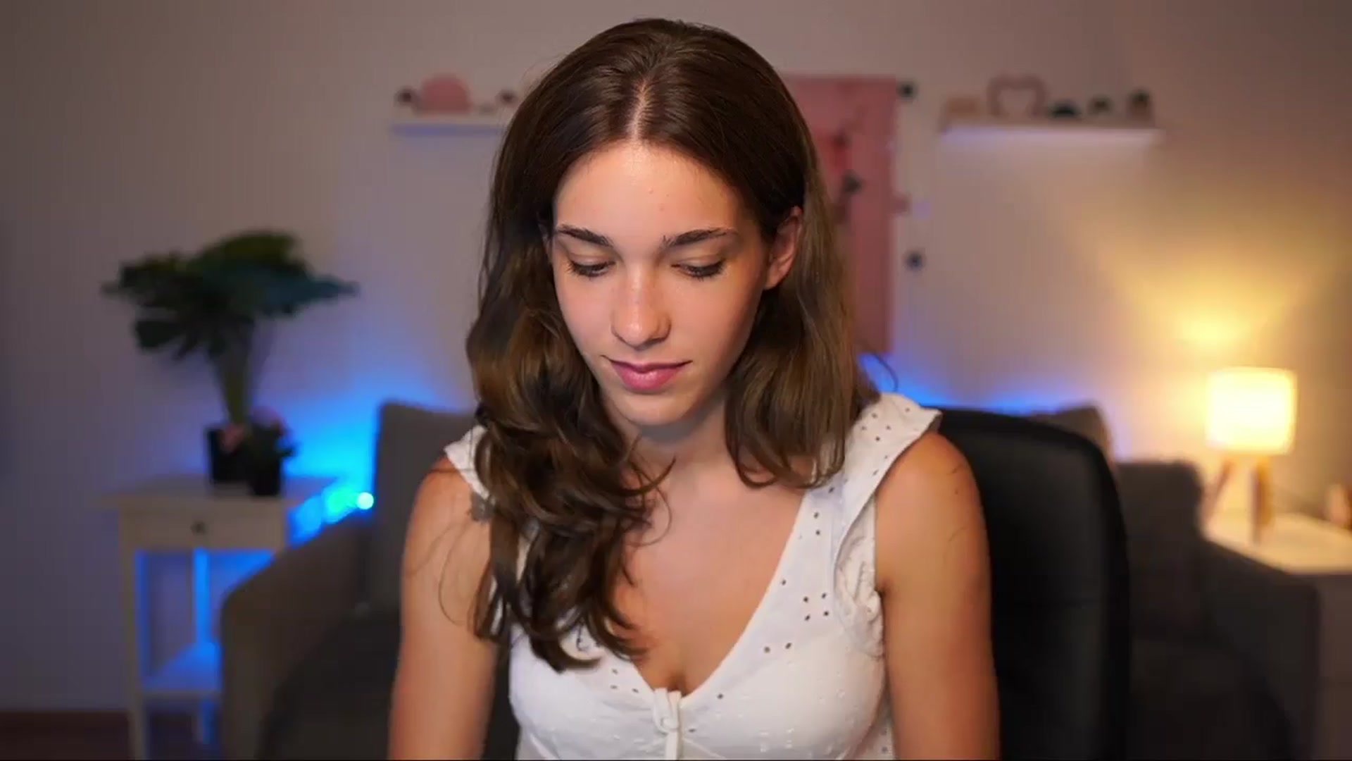 Gallery image thumbnail from Kissiecat's myfreecams stream on, 08/01/2025, 22:03 image 14 of 20