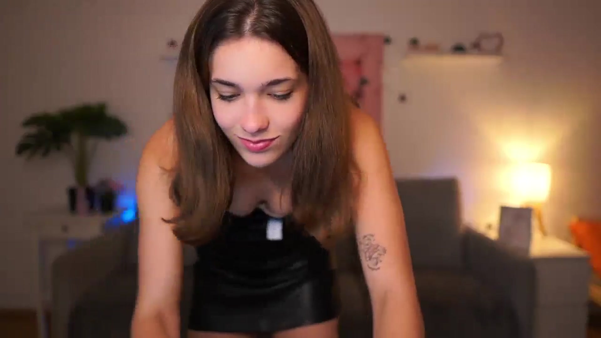 Gallery image thumbnail from Kissiecat's myfreecams stream on, 10/28/2025, 16:29 image 6 of 20